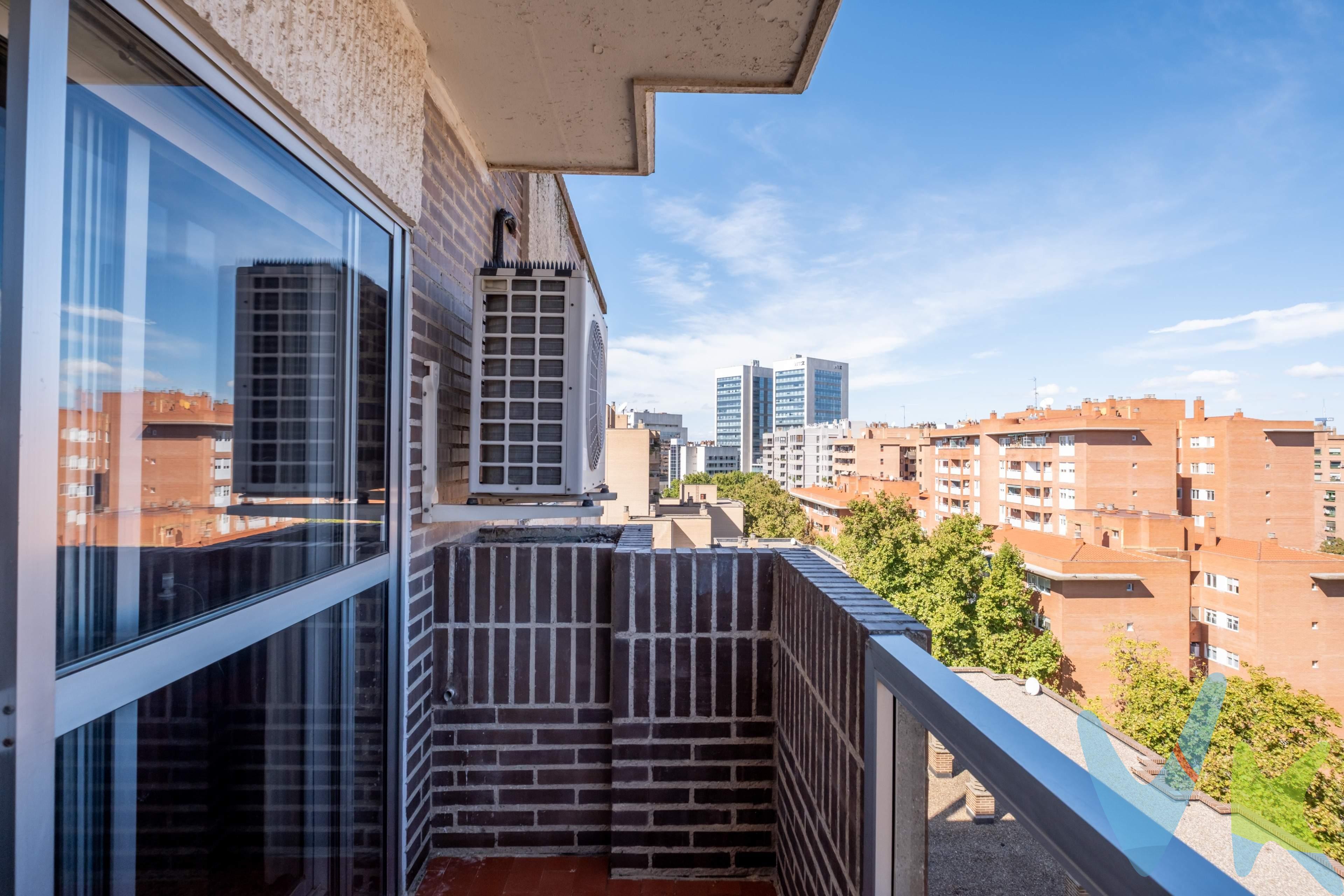 Luz, amplitud y comodidad en tu nuevo hogar. Si sueñas con una vivienda amplia, luminosa y bien pensada para el día a día, esta puede ser la tuya. Toda exterior y bañada de luz natural, te ofrece una distribución práctica y equilibrada:. 4 dormitorios llenos de posibilidades. 2 baños, uno de ellos con ventana. Una amplia cocina con espacio para comer, perfecta para reunir a la familia o disfrutar de un buen café por la mañana. Un salón cómodo donde disfrutar de momentos de descanso y conversación. Además, en el precio está incluido el garaje y trastero en la misma finca, para tu total comodidad. Un piso que lo tiene todo: espacio, luz y funcionalidad. _______________________________________________________________________________. ℹ️ El precio de venta no incluye los honorarios de agencia por el servicio de gestión, asesoramiento y formalización del proceso de compra, que serán asumidos por el comprador. La reserva del inmueble solo se producirá tras la aceptación expresa de una propuesta por parte del vendedor. El precio publicado no incluye impuestos ni gastos derivados de la compraventa e inscripción.