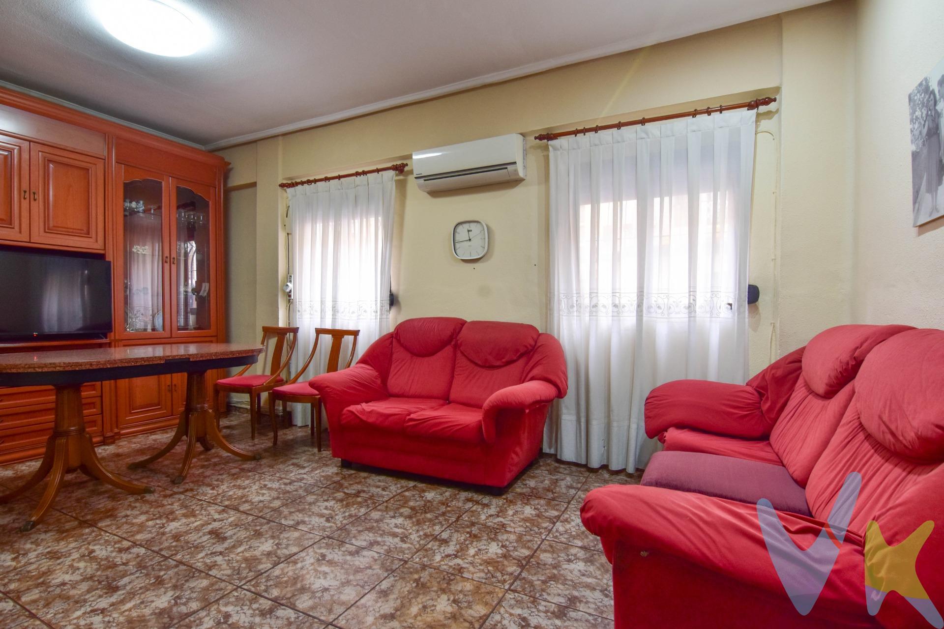 Se vende magnífico piso en una de las zonas con mayor proyección de Valencia, junto al futuro estadio Nuevo Mestalla y con excelente conexión gracias a la parada de Metrovalencia a pocos pasos. La vivienda es un *bajo vivienda* muy luminoso y funcional, ideal tanto para vivir como para invertir. Dispone de:. * ✅ 3 habitaciones amplias. * ✅ 1 baño completo. * ✅ Salón-comedor cómodo y bien distribuido. * ✅ Cocina independiente. * ✅ *Dos terrazas privadas de 6 m² cada una*, perfectas para disfrutar del aire libre, crear una zona chill-out o incluso un pequeño jardín urbano. Ubicada en una zona consolidada y en constante crecimiento, rodeada de todos los servicios: supermercados, colegios, zonas verdes, restaurantes y excelentes accesos al centro de la ciudad y a las principales vías. La proximidad al Nuevo Mestalla convierte esta vivienda en una oportunidad con gran potencial de revalorización, en un entorno moderno y dinámico. Si buscas comodidad, buena ubicación y espacio exterior en la ciudad, esta es tu oportunidad. Nota: Agencia Registrada con el Nº 1395 en el Registro Obligatorio de Agentes Inmobiliarios de la Comunitat Valenciana, consultable en la web de la Generalitat Valenciana. La oferta está sujeta a cambios de precio o retirada del mercado sin previo aviso. La información contenida en el presente anuncio se facilita a título meramente informativo y no contractual, los datos, descripciones, superficies, imágenes y cualquier otro contenido del mismo pueden estar sujetos a errores u omisiones al ser facilitados por terceros. El precio de venta publicado no incluye los honorarios de intermediación inmobiliaria, ni los impuestos legalmente aplicables (IVA o ITP), ni los gastos derivados de la compraventa, tales como notaría, registro y gestoría, ni aquellos derivados de la financiación, en caso de existir. Por mandato expreso del propietario, este inmueble se comercializa en régimen de exclusiva, garantizando al interesado un acceso completo a la información y una gestión profesional, transparente y sin interferencias de terceros. Se ruega no molestar al propietario, a los ocupantes del inmueble ni a los vecinos. Agentes inmobiliarios con cliente interesado pueden contactar con la agencia para colaborar. Nuestro departamento financiero puede conseguir tu financiación. ¡Consúltanos!