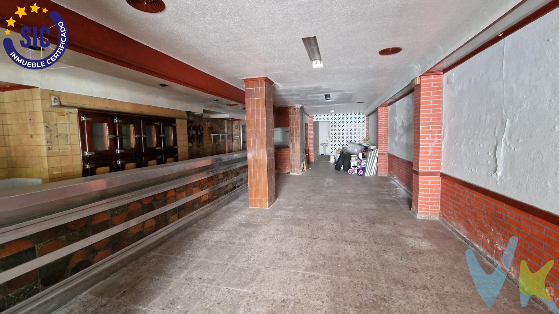 Magnífico local, 128 m2, en la  mejor zona del barrio de Nazaret,. Ubicado  en zona de paso,  rodeado de otros negocios, con todos los servicios,  farmacia, tiendas, etc.  . , Ideal para  invertir o si lo  prefieres  para el negcio que deseas emprender , oficina, clínica, tienda o cualquier otra actividad,Tu negocio estará localizado dentro de un barrio con una estupenda proyección urbanística.A pocos minutos del puerto, de la playa, de la Ciudad de las Artes  y las Ciencias y con fácil acceso a la V30. Muy bien comunicado por autobúas y metro. Cuenta con persian metálica, instalación de corriente eléctirica trifásica, salida de humos dos puertas de acceso la  comercial y la particular, Si necesuitas tener un escaparate para tu negocio, tienes la posibilidad de hacerlo en la fachada principal.  No pierdas la oportunidad de empezar tu negocio en tu propio local. Gastos de notaria, registro, gestoría , honorarios inmobiliaria e impuesto no incluidos. Agencia inscrita en el registro de agentes de intermediación inmobiliaria de la Comunidad Valenciana RAICV0832. Por mandato expreso del propietario, comercializamos este inmueble en exclusiva compartida, lo que garantiza un servicio de calidad, un trato fácil y personalizado. Por este motivo se ruega no molestar al propietario,  o a los vecinos. Si eres una agencia, llámanos colaboraremos contigo. Muchas gracias. Este anuncio no es vinculante, puede contener errores, se muestra a título informativo y no contractual. Contiene una imagen simulada con IA. . Este anuncio no es vinculante, puede contener errores, se muestra a título informativo y no contractual.