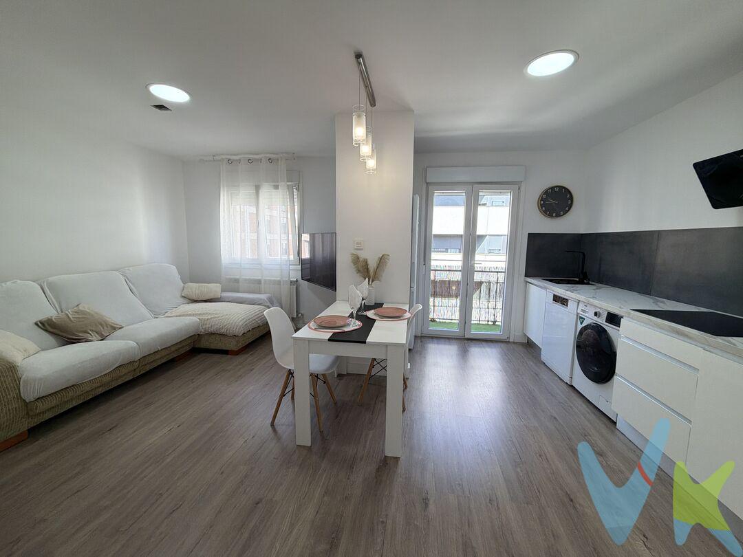 Se vende espectacular piso en Burlada, totalmente reformado con un estilo moderno y actual, listo para entrar a vivir sin necesidad de hacer ninguna inversión adicional.
La vivienda ha sido renovada cuidando cada detalle, ofreciendo espacios cómodos, funcionales y muy acogedores. Cuenta con 3 habitaciones, un amplio salón con cocina americana integrada que aporta amplitud y modernidad, además de balcón.
Destaca por su excelente luminosidad natural y por su ubicación privilegiada, en una zona tranquila y muy demandada, cerca del Ayuntamiento de Burlada, con todos los servicios, comercios, transporte y zonas verdes a pocos minutos.
La reforma convierte este piso en una oportunidad perfecta para quienes buscan una vivienda actual, cómoda y preparada para disfrutar desde el primer día.
Gran relación calidad-precio. Una oportunidad difícil de encontrar en la zona.