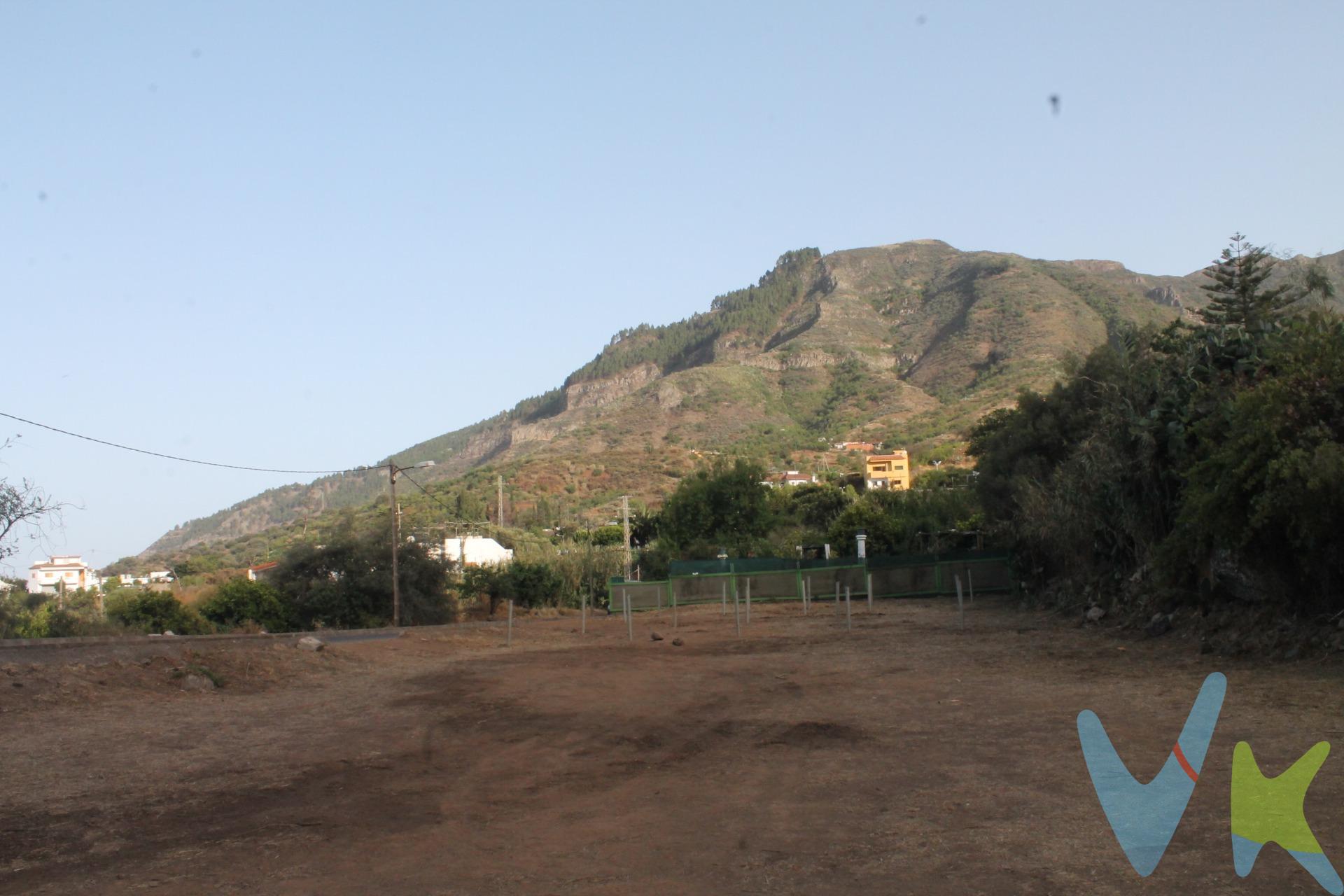 En venta solar de 565 m2 con normativa M2 (2 plantas de altura) , de uso residencial, apto para construcción de vivienda unifamiliar tipo duplex o casa con jardin o edificio de viviendas . La fachada de es de 32 metros líneales .  Hay posibilidad de segregarse y venderse en parcelas más pequeñas con un  mínimo de 100 m2. Está muy bien situado, en una calle con buen acceso,   muy cerca de supermercado, colegio y en un entorno muy tranquilo para disfrutar de la tranquilidad que te ofrece la zona. Información:  En el precio no incluye los gastos de impuestos y demás gastos que legalmente correspondan al comprador del inmueble, sujeto a ITP del 6,5%. Base imponible: el mayor valor  entre 1) el precio de venta 2) valor de referencia catastral. Gastos Notaría y Registro  entre 1600 € y 1800€ aproximadamente según aranceles. Financiación: gastos de hipoteca, tasación y gastos bancarios a cargo del comprador y según su necesidad y elección. Servicio de intermediación y honorarios de inmobiliaria a cargo del vendedor. Operación y condiciones de compraventa sujeta a aceptación expresa del vendedor. Para acceder a la información y documentación legalmente exigible por el consumidor contacten con nosotros. . 