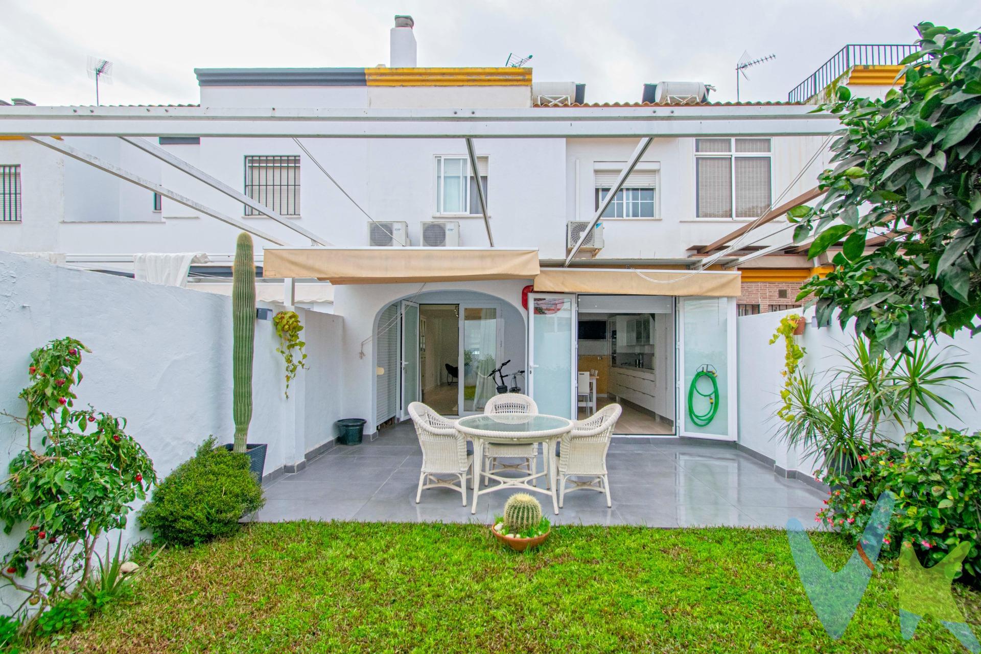 Magnífico adosado con una situación inmejorable, a escasos metros de la Avenida de las Ciencias, completamente reformado con una fantástica BUHARDILLA, PORCHE y PATIO, listo para entrar a vivir!!. Amplio, acogedor y muy luminoso, este adosado te ofrece todo lo que puedas necesitar, un amplio porche con puerta automática donde podrás dejar estacionado tu coche, nos da paso a la planta baja. En la planta baja nos encontramos con un espectacular salón con chimenea, que hará más agradables los fríos días de invierno. Estupenda cocina office, amueblada y equipada con algunos electrodomésticos con salida a su bonito patio con césped y un bonito árbol, en el que podrás disfrutar de agradables veladas junto a la familia y amigos. Y para completarla, cuenta con un práctico y cómodo aseo. Una bonita escalera de aluminio y cristal, nos lleva a la primera planta. En la planta primera nos encontramos con tres amplios dormitorios con armario empotrado en cada uno de ellos, y dos baños completos con bañera, uno de ellos exterior en suite. Desde la primera planta subimos a su bonita buhardilla que nos aporta un gran desahogo al poder ser utilizada según tus necesidades, desde la que salimos a una gran terraza solárium con agradables vistas. Estupendas calidades, solería de tarima y mármol, puertas de madera lacadas en blanco, ventanas de PVC con climalit, la puerta del salón con salida al patio, oscilobatiente, cinco splits de aire acondicionado frío calor y trastero en hueco de escalera. Posibilidad de Club Social. Vivienda de RENTA LIBRE. No la dejes escapar y ponte en contacto con nosotros para visitarla, estamos seguros de que te enamorará!!. Informamos a nuestros clientes que el precio de venta no incluye lo siguiente: Honorarios de la agencia inmobiliaria, Impuestos (I.T.P., I.V.A. o A.J.D., en su caso) ni otros gastos de la compraventa (gastos de Registro de la Propiedad, Notaría, Gestoría ni de posible Financiación). Documento F.I.S. a disposición del consumidor según Decreto 218/2005 Junta de Andalucía.