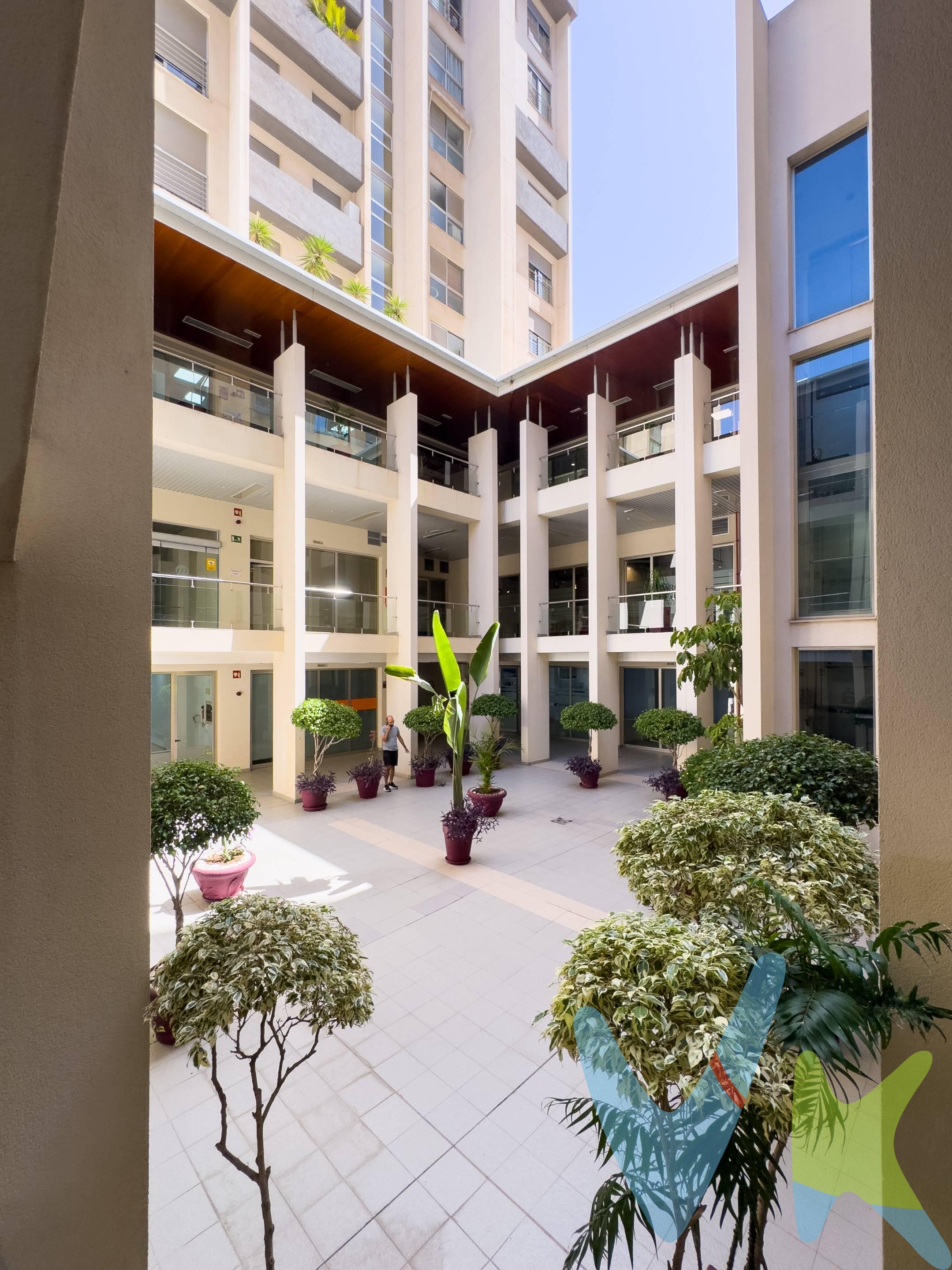 *¡Oportunidad en la Mejor Zona de Santa Cruz de Tenerife!*. Se vende elegante local en la prestigiosa Avenida Tres de Mayo, con una superficie construida de 164 m². Situado en un exclusivo edificio residencial con acabados de lujo, este espacio ofrece un entorno ideal para consultoría médica, despacho de abogados o cualquier actividad que requiera un ambiente tranquilo, privado y profesional. Este local es apto para RIC (Reserva para Inversiones en Canarias), un potente incentivo fiscal que permite a empresas y autónomos canarios reinvertir beneficios con importantes ventajas fiscales. Una opción ideal para quien busca rentabilidad y optimización fiscal dentro del archipiélago. El precio incluye una plaza de garaje en el mismo edificio, facilitando la accesibilidad y comodidad. Gracias a su ubicación privilegiada y su diseño sofisticado, este local es perfecto para quienes buscan un espacio de alta calidad en una de las zonas más demandadas de Santa Cruz de Tenerife. No pierdas esta oportunidad de invertir en un espacio versátil, elegante y con todas las comodidades. ¡Contáctanos para más información y agenda tu visita!. 