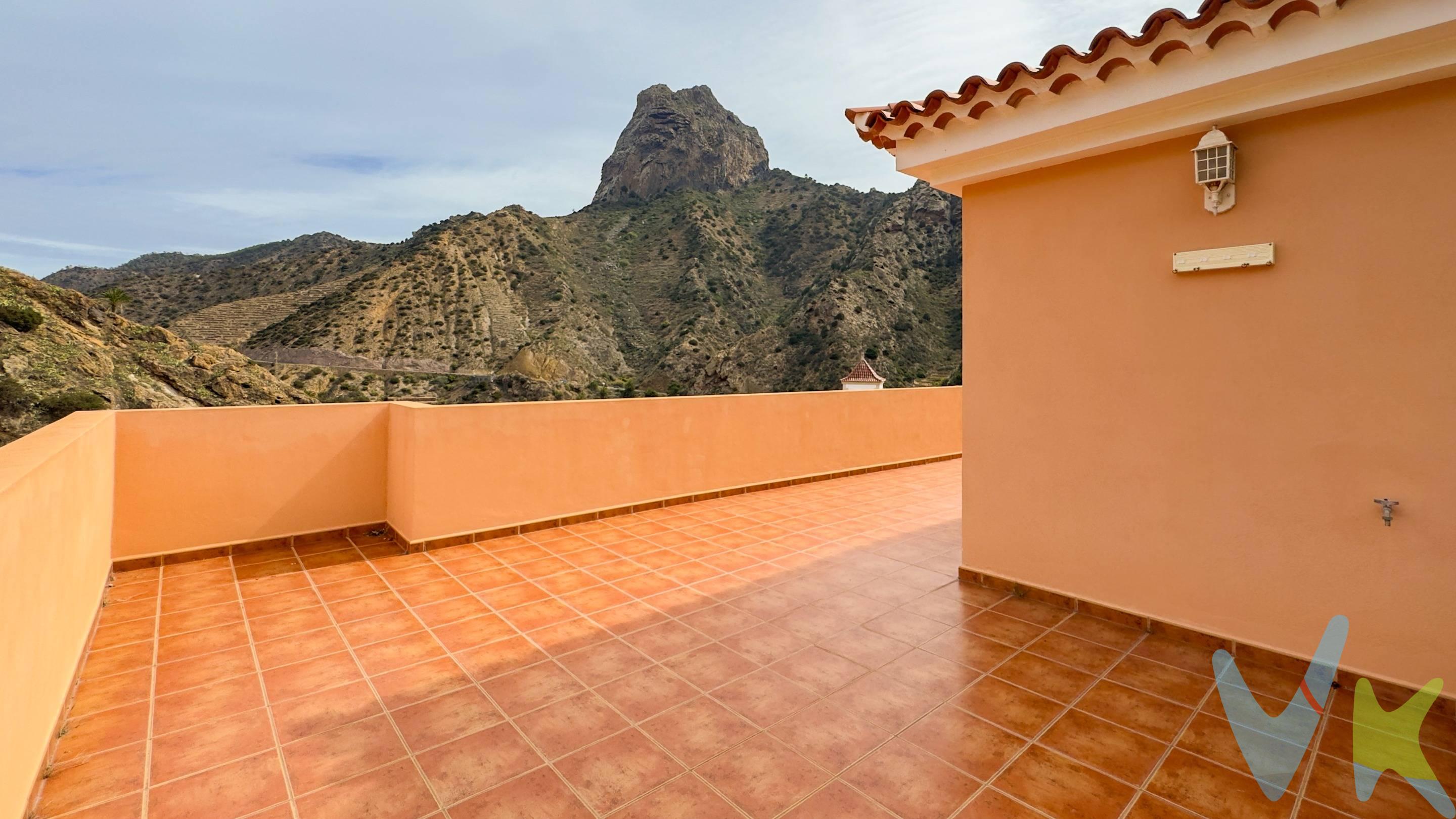 ¡Oportunidad única en Vallehermoso, La Gomera! . Se vende fantástica vivienda con terreno, perfectamente ubicada para disfrutar de vistas impresionantes y un entorno privilegiado. La casa cuenta con 197 m² construidos distribuidos en 5 habitaciones amplias y luminosas, 2 baños completos y varias dependencias ideales para adaptar a tus necesidades. Su gran terraza es el espacio perfecto para reuniones y momentos de relax mientras admiras las vistas. El terreno de 133 m² ofrece un sinfín de posibilidades: plantaciones, zona de ocio, jardín o cualquier proyecto que desees desarrollar. Además, dispone de una casita de 45 m² para restaurar, que puede convertirse en una zona adicional, habitación, barbacoa o lo que prefieras, agregando aún más versatilidad a esta propiedad. Esta vivienda es perfecta como inversión para alquiler vacacional, dado que la zona ofrece múltiples senderos, rutas de senderismo y una belleza natural que atraerá a turistas y amantes de la naturaleza. ¡No dejes pasar esta oportunidad de adquirir un hogar con potencial en un entorno privilegiado!. 