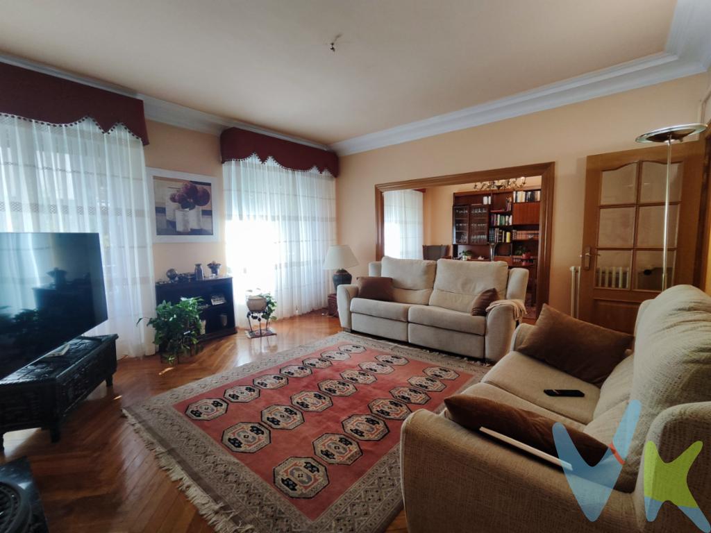 Desde Inmobiliaria Solozábal te presentamos en exclusiva esta magnífica vivienda situada en pleno centro de Logroño, en la cotizada calle Doctores Castroviejo.Se trata de un amplísimo piso de 163 m² construidos, en un estado excelente y listo para entrar a vivir, ideal para quienes buscan amplitud y comodidad.Ubicado en la primera planta de un edificio con ascensor, ofrece máxima accesibilidad y confort para tu día a día.Gracias a su doble orientación Norte-Sur, la propiedad disfruta de una excelente ventilación cruzada y de una fantástica luz natural.Destaca especialmente su gran salón-comedor, un espacio noble, acogedor y muy versátil, perfecto para disfrutar de reuniones en familia o con amigos.La joya de la corona es su amplia terraza privada, un desahogo exterior inigualable en pleno centro, ideal para cuidar tus plantas o relajarte al aire libre.Cuenta con una cocina independiente, diseñada con un enfoque práctico y con espacio de sobra para instalar una mesa para las comidas diarias.La zona de descanso ofrece 4 amplias habitaciones con grandes armarios para el máximo orden, acompañadas de 2 baños completos y muy funcionales.En cuanto a sus excelentes acabados, dispone de cálidos suelos de parquet, resistentes ventanas de aluminio y calefacción y agua caliente individual de gas.Posibilidad de alquilar garaje en el edificio.Contacta hoy mismo con Inmobiliaria Solozábal y ven a descubrir la que será tu nueva casa.Calculadora Hipotecaria pincha aquí