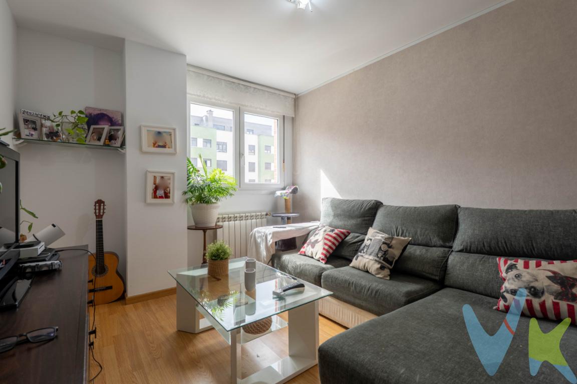 Presentamos un piso más que interesante en venta en la zona de Nuevo Roces, en la  ciudad  de Gijón, capital de la costa verde. Este moderno inmueble, ideal para aquellos que buscan comodidad y funcionalidad, pertenece a un edificio construido en el año 2011, lo que garantiza una arquitectura contemporánea y bien conservada. Situado en la primera planta, este piso ofrece la combinación perfecta de espacio, ubicación y modernidad, convirtiéndose en una buena oportunidad para adquirir un hogar en una de las zonas de mayor expansión reciente de la ciudad.Este hogar cuenta con un amplio salón, cocina, dos baños, tres habitaciones perfectamente distribuidas que se adaptan tanto a familias como a parejas jóvenes o profesionales que busquen un espacio adicional para oficina o vestidor. Con un total de 85 metros cuadrados útiles y 100 metros construidos, cada rincón de esta propiedad ha sido diseñado para maximizar el espacio y la comodidad de sus residentes. Las estancias son luminosas, gracias a la cuidada orientación del edificio, que permite la entrada de luz natural durante todo el día.Todo exterior y con orientacion sur-oeste es sin duda un aspecto a tener en cuenta.En cuanto a equipamiento, el piso dispone de ascensor que facilita el acceso desde la planta baja, garantizando practicidad para personas de todas las edades. Además, la propiedad incluye un amplio garaje que proporciona seguridad y confort al estacionar su vehículo, un aspecto esencial en una ciudad activa como Gijón. También cuenta con un trastero adicional, ideal para almacenamiento extra, manteniendo así el orden y la organización dentro del hogar.La ubicación de este piso es interesante. Situado en Nuevo Roces, un barrio caracterizado por su dinamismo y oferta de servicios, los futuros propietarios tendrán a su disposición una amplia variedad de comodidades en las proximidades. Además, las excelentes conexiones de transporte público, con paradas de autobús, facilitan el desplazamiento tanto por la ciudad como hacia otras áreas de interés, haciendo esta propiedad especialmente atractiva para aquellos que valoran la comodidad en los desplazamientos diarios.En definitiva, este piso es una opción más que interesante en el mercado inmobiliario de Gijón,para un cliente inteligente. Una inversión segura y atractiva que promete satisfacer las necesidades de familias y profesionales por igual. No pierdas la oportunidad de visitarlo y descubrir en persona todas las cualidades que este piso tiene para ofrecerte. Ponte en contacto con nosotros para concertar una visita, y permítenos mostrarte tu futuro hogar. En el precio no están incluidos los gastos de transmisión patrimonial ni de registro y de notaría. 