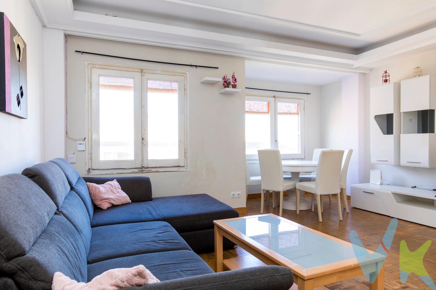 Se vende piso luminoso y bien distribuido en calle Delicias. Con una superficie de 65m2 útiles, destaca por su amplio salón de más de 20 m² con dos grandes ventanales que proporcionan luz natural durante todo el día, creando un espacio acogedor para tu día a día. La vivienda cuenta con dos dormitorios dobles (uno de ellos con armario empotrado), la cocina tiene salida a una terraza/galería, ideal para disfrutar del aire libre o para una zona de lavado práctica y funcional. Además, el baño cuenta con ventana, aportando ventilación natural. El piso se encuentra en una finca con ascensor, lo que facilita el acceso, y dispone de calefacción individual a gas y un split en el salón, garantizando confort tanto en invierno como en verano. Ubicado en Calle Delicias, estarás cerca de todos los servicios, comercios, transportes y zonas de ocio de la ciudad, lo que hace de esta vivienda una opción perfecta tanto para vivir como para inversión.