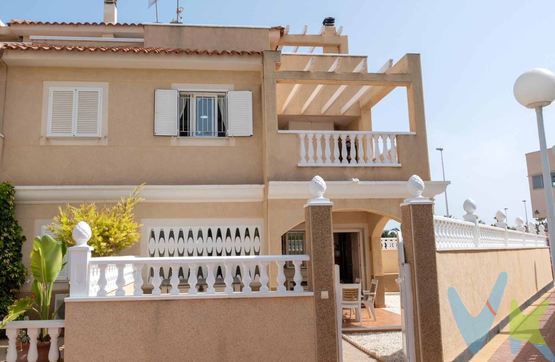 Mocadi Real Estate presenta esta magnífica casa pareada situada en la prestigiosa urbanización Zeniamar, en Orihuela Costa, una vivienda que combina amplitud, comodidad y una ubicación privilegiada, perfecta tanto para vivir todo el año como para disfrutar de unas vacaciones inolvidables. Con 115 m² construidos y 53 m² de jardín privado, la vivienda ofrece una distribución práctica y luminosa. Dispone de dos amplios dormitorios, un despacho independiente ideal para teletrabajar, recibir invitados o convertirlo en un tercer dormitorio, dos baños completos y espacios interiores llenos de luz natural que crean un ambiente cálido y acogedor. Se encuentra en excelente estado de conservación y está lista para entrar a vivir, sin necesidad de realizar reformas. En el exterior destaca su amplio jardín privado, perfecto para desayunar al sol, disfrutar del excelente clima mediterráneo, organizar comidas al aire libre o simplemente relajarse durante todo el año. Además, la vivienda cuenta con una espaciosa terraza en la primera planta y un magnífico solárium en la segunda, ofreciendo múltiples espacios para disfrutar del exterior, tomar el sol, crear una zona chill-out o contemplar las vistas. La urbanización dispone de una espectacular piscina comunitaria, cuidados jardines y un entorno tranquilo, seguro y completamente cerrado, ideal para disfrutar de la privacidad y el bienestar. Su ubicación es otro de sus grandes atractivos. A pocos minutos se encuentran el Centro Comercial La Zenia Boulevard, las reconocidas playas de La Zenia, Playa Flamenca y Punta Prima, prestigiosos campos de golf, supermercados, restaurantes, colegios y todos los servicios necesarios para el día a día. Una oportunidad excepcional para adquirir una vivienda con encanto en una de las zonas más demandadas de Orihuela Costa, ideal como residencia habitual, segunda residencia o inversión con un excelente potencial de revalorización y alquiler.