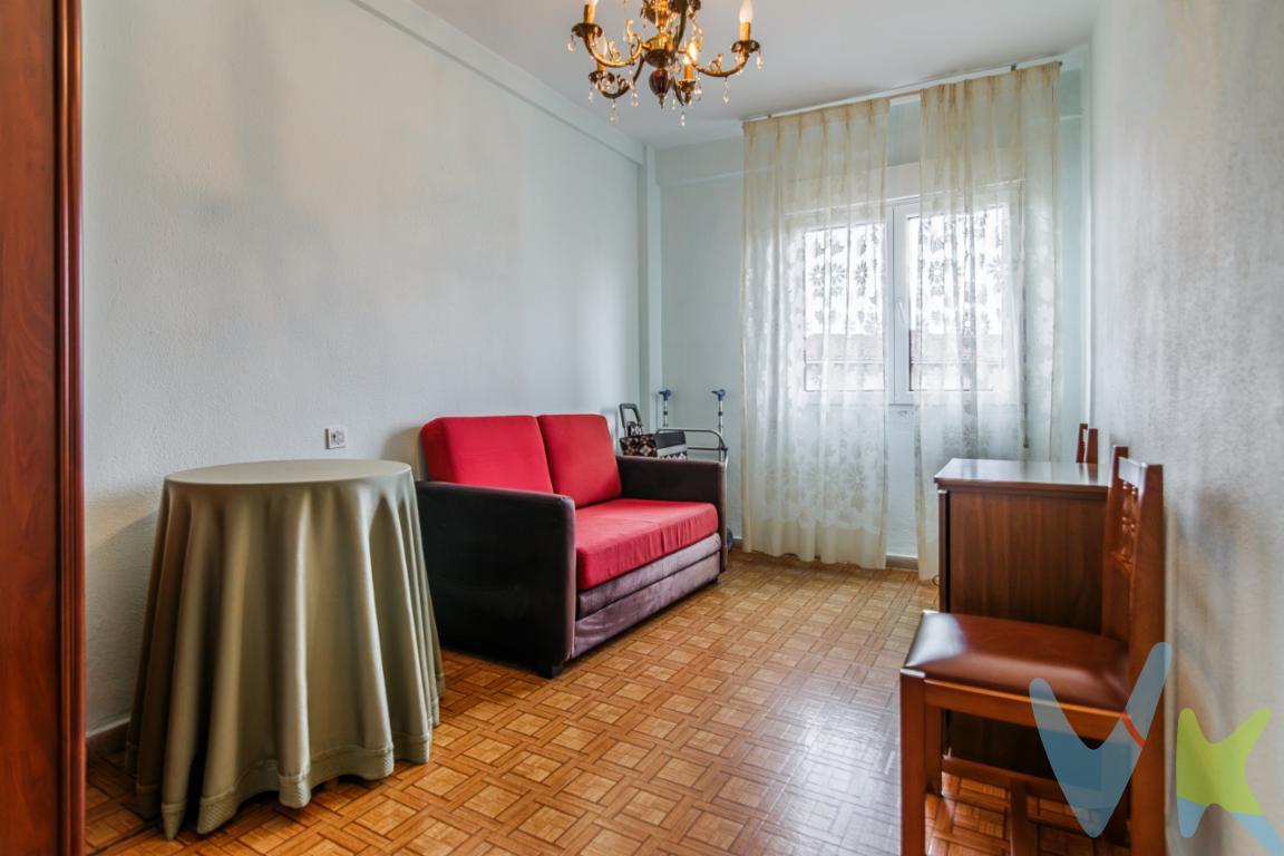 En Gijón, en el  barrio del Fresno, se presenta una oportunidad única. Este piso, disponible para venta, ubicado en una zona con excelentes conexiones de transporte público, facilitando el acceso tanto en tren como en autobús a diferentes partes de la ciudad y sus alrededores.Se encuentra en la tercera planta de un edificio de 1975, brindándole a la propiedad un toque de solidez y carácter. La propiedad cuenta con 88 metros cuadrados construidos, de los cuales 73 metros cuadrados útiles, ofreciendo un espacio perfecto para vivir cómodamente.Al entrar al piso, se percibe inmediatamente una sensación de amplitud y luminosidad en sus tres habitaciones. Ideal para descansar, trabajar o personalizar según sus necesidades. Ventanas que garantizan una iluminación natural excelente durante todo el día, creando un ambiente cálido y acogedor.La disposición del piso hace que cada espacio fluya de manera armónica. La sala de estar es un área perfecta para recibir visitas o disfrutar de momentos de relajación al final del día. La funcionalidad de la cocina permite que cocinar sea una experiencia placentera y eficiente. Dispone de suficiente espacio de almacenamiento y área de trabajo.Además, el piso cuenta con un baño completo. Uno de los atractivos destacados de esta propiedad es su ubicación privilegiada. La proximidad a servicios públicos de transporte, como el tren y el autobús, hace que desplazarse por Gijón y más allá sea sencillo y conveniente. La zona de Fresno es reconocida por su ambiente tranquilo y comunidad amable, ofreciendo un equilibrio perfecto entre la vida urbana y un entorno de serenidad.No sólo encontrará una propiedad funcional y acogedora, sino que también descubrirá un vecindario vibrante con una amplia oferta de servicios y comodidades a su disposición. Desde supermercados y tiendas hasta parques y espacios de ocio, toda necesidad está cubierta en las cercanías.Este piso representa una oportunidad excepcional en el mercado inmobiliario de Gijón. Su combinación de ubicación, tamaño y características lo convierten en una opción perfecta tanto para familias como para individuos que buscan un lugar cómodo para residir. Adquirir este inmueble no solo es una inversión en un espacio habitable, sino también en calidad de vida.Si busca una vivienda que combine funcionalidad, ubicación estratégica y la promesa de un hogar acogedor, este piso en el corazón de Fresno es sin duda una visita obligada. No dude en ponerse en contacto para organizar una visita y descubrir todo lo que esta propiedad única tiene para ofrecer. Aquí podrá comenzar a escribir un nuevo capítulo en su historia de vida, en un entorno que le brindará satisfacción y comodidad a cada paso. El precio de venta no incluye los gastos e impuestos derivados de la operación. Corresponden al comprador el pago del Impuesto sobre Transmisiones Patrimoniales (ITP), calculado sobre el valor más alto entre el precio de venta y el valor de referencia catastral, así como los honorarios de notaría y registro según aranceles oficiales, teniendo el comprador libertad para elegir notario. Para consultar los porcentajes del ITP en Asturias puede hacerlo a través de la web oficial de servicios tributarios del Principado de Asturias https://sede.tributasenasturias.es/sites/sede/default/es_ES/Que-quiereshacer/Transmisiones-Patrimoniales-y-AJD. Asimismo, el comprador asumirá los gastos de tasación y costes bancarios si precisa hipoteca, junto con unos honorarios de mediación del 2% más IVA, con un minimo de 2.000,00 mas IVA. Por su parte, el vendedor asumirá el pago de la plusvalía municipal y los honorarios de intermediación. Este anuncio es meramente informativo y los interesados tienen derecho a solicitar la documentación adicional del inmueble conforme a la normativa vigente.  