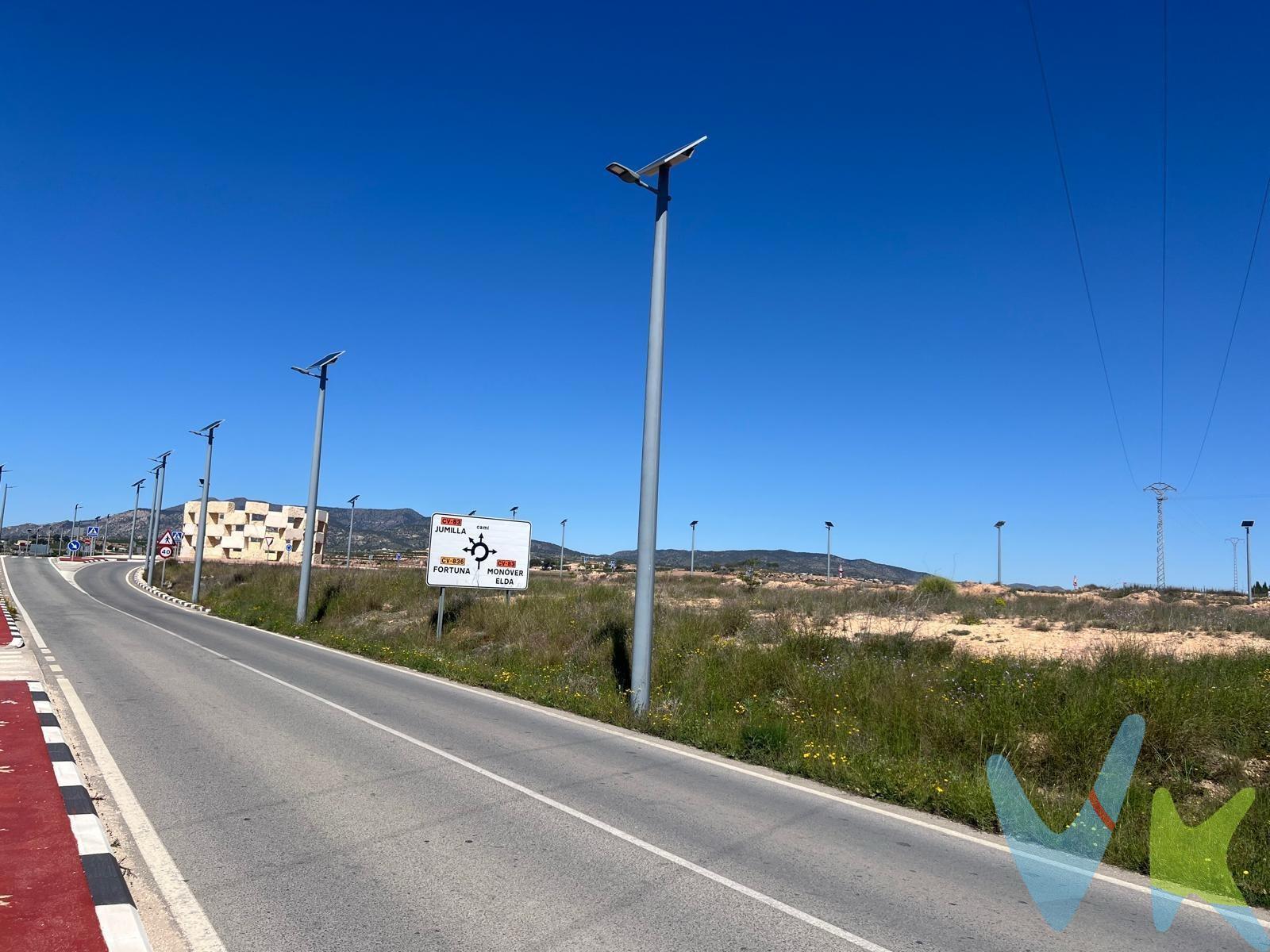 Terreno urbano con proyecto para uso residencial de 3258, 71m2, total del terreno de 28732 m2, el proyecto es de 150 viviendas o 100 viviendas y bajo comercial, también uso hotelero, gasolinera y restaurante, y además con una parcela de 1200 metros con permiso para construir chalet con piscina. Total del terreno de 28732 m2, el resto es suelo no urbanizable. A tan solo 5 min del centro de Pinoso en carretera a Jumilla. Cuando te pongas en contacto con nosotros te informaremos de los gastos que no están incluidos en el precio, gastos de compraventa y honorarios de agencia y te ayudaremos para que tu proceso de compra con nosotros se convierta en un. Calma: Estado ideal de tranquilidad que tendrás al comprar tu casa con nosotros. Por último, te vamos a contar una cosa: Los propietarios han confiado en nosotros y nos han contratado en exclusiva para que les ayudemos a vender uno de sus bienes más preciados, su casa, su hogar. Esto para ti, como comprador, será una garantía ya que tendrás acceso a un servicio de calidad, un trato fácil, sencillo y sin interferencias de terceros. Por eso, te vamos a pedir un favor, habla con nosotros, no los molestes, te vamos a ayudar en caso de interés en todo el proceso y te vamos a facilitar toda la documentación e información que precises. Como ya te habíamos dicho, ¡Un servicio de calidad!.