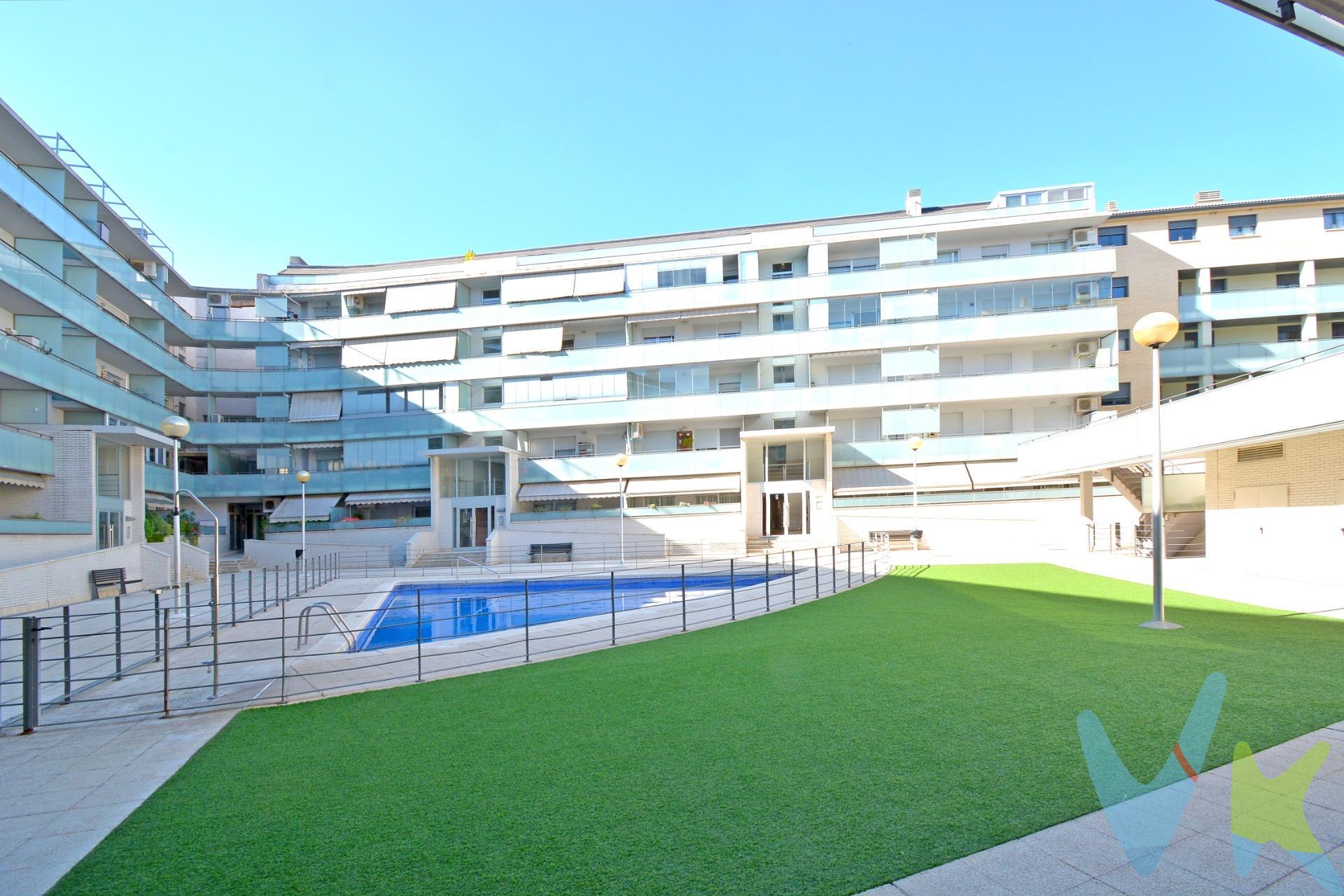 PISO DE 3 DORMITORIOS CON PISCINA, GARAJE Y TRASTERO EN CUARTE - C/ MONASTERIO SAN JUAN DE LA PEÑA. El piso es exterior, tiene 83 m² útiles y se distribuye en 3 dormitorios (el principal con baño en suite), salón de casi 20 m² con acceso a terraza, cocina independiente y equipada con acceso a balcón y 2 baños. La calefacción es individual a gas, y la vivienda dispone de aire acondicionado por conductos. Suelo de tarima flotante, puertas de haya y ventanas de aluminio climalit con mosquiteras en toda la vivienda. Las paredes están alisadas. Pocos gastos de comunidad. Finca del año 2007. Ascensor a cota cero. PISCINA COMUNITARIA con zonas comunes. ¡¡GARAJE Y TRASTERO INCLUIDOS EN EL PRECIO!!. Se encuentra en el centro de Cuarte. Zona con todos los servicios. Al lado de calle Constitución y calle Bulevar. . No te pierdas el tour 360º y el reportaje fotográfico que hemos preparado para ti. BUSCAMOS SOLUCIONES🏡,. ENCONTRAMOS HOGARES💙. Si necesitas financiación no lo dudes, tenemos asesoramiento financiero sin compromiso. Infórmate. IMPORTANTE: El precio no incluye impuestos, gastos de notaría, registro ni honorarios de intermediación. Este anuncio tiene carácter informativo y no es contractual. Puede estar sujeto a errores o modificaciones.