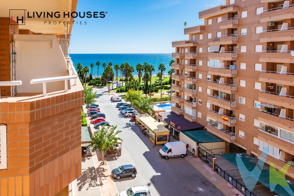  **¡Tu nuevo hogar en Oropesa del Mar te está esperando!**Te presentamos este encantador apartamento en venta, idealmente situado en la preciosa zona de Marina d\'Or, un lugar donde la comodidad y el disfrute se combinan a la perfección. Con un espacio de 55 metros útiles y 68 construidos, este hogar es perfecto para quienes buscan disfrutar del mar y de la tranquilidad.Ubicado en la sexta planta de un edificio moderno construido en 2005, este apartamento destaca por su luminosidad y sus impresionantes vistas al mar. La luz natural inunda cada rincón, creando un ambiente cálido y acogedor. Al entrar, serás recibido por un diseño funcional que optimiza cada metro cuadrado.Compuesto por dos habitaciones, este inmueble se adapta perfectamente a una pareja, una pequeña familia o incluso como vivienda vacacional. Cada habitación ofrece un espacio práctico y cómodo, listo para que lo personalices a tu gusto. Además, el apartamento cuenta con dos baños, uno de ellos en suite, lo cual añade funcionalidad a la propiedad. La distribución es ideal, permitiendo disfrutar de espacios amplios sin renunciar a la intimidad.La joya de este apartamento es su magnífica terraza de 13 metros, un lugar perfecto donde disfrutar del desayuno al aire libre, relajarse con un buen libro bajo el sol o compartir momentos inolvidables en buena compañía. Imagina las tardes de verano disfrutando de la brisa marina y las espectaculares puestas de sol que solo Oropesa del Mar puede ofrecerte.Para mayor comodidad, el edificio dispone de ascensor, lo que facilita el acceso a tu hogar. Asimismo, contarás con una plaza de garaje donde podrás estacionar tu vehículo sin preocupaciones. Las opciones de transporte son amplias con paradas de tren y autobús cercanas, lo que permite acceder a otras áreas de la costa y disfrutar de todo lo que la región tiene para ofrecer.No podemos dejar de mencionar la estupenda piscina comunitaria, un espacio ideal para refrescarte en los días más calurosos y disfrutar de momentos de diversión con amigos y familiares. Este apartamento no solo es un hogar, es un estilo de vida donde la relajación y el entretenimiento conviven en armonía.El inmueble se vende completamente amueblado y con electrodomésticos, lo que significa que puedes mudarte directamente sin preocuparte por nada más. Cada detalle ha sido pensado para que te sientas cómodo desde el primer instante, permitiéndote disfrutar de la buena vida en la costa.El entorno es una mezcla perfecta entre tranquilidad y actividades. Podrás pasear por la playa, disfrutar de los restaurantes locales, practicar deportes acuáticos o simplemente relajarte viendo el mar. Las opciones son numerosas y se adaptan a todos los estilos de vida.Si buscas un lugar que combine confort, vistas espectaculares y una ubicación privilegiada, este piso en Marina d\'Or es tu oportunidad. No dejes pasar la ocasión de visitarlo y descubrir por ti mismo todo lo que puede ofrecerte. ¡Llama ahora para concertar tu cita y ven a conocer tu futuro hogar! Aquí, cada día será una nueva aventura al lado del mar. 