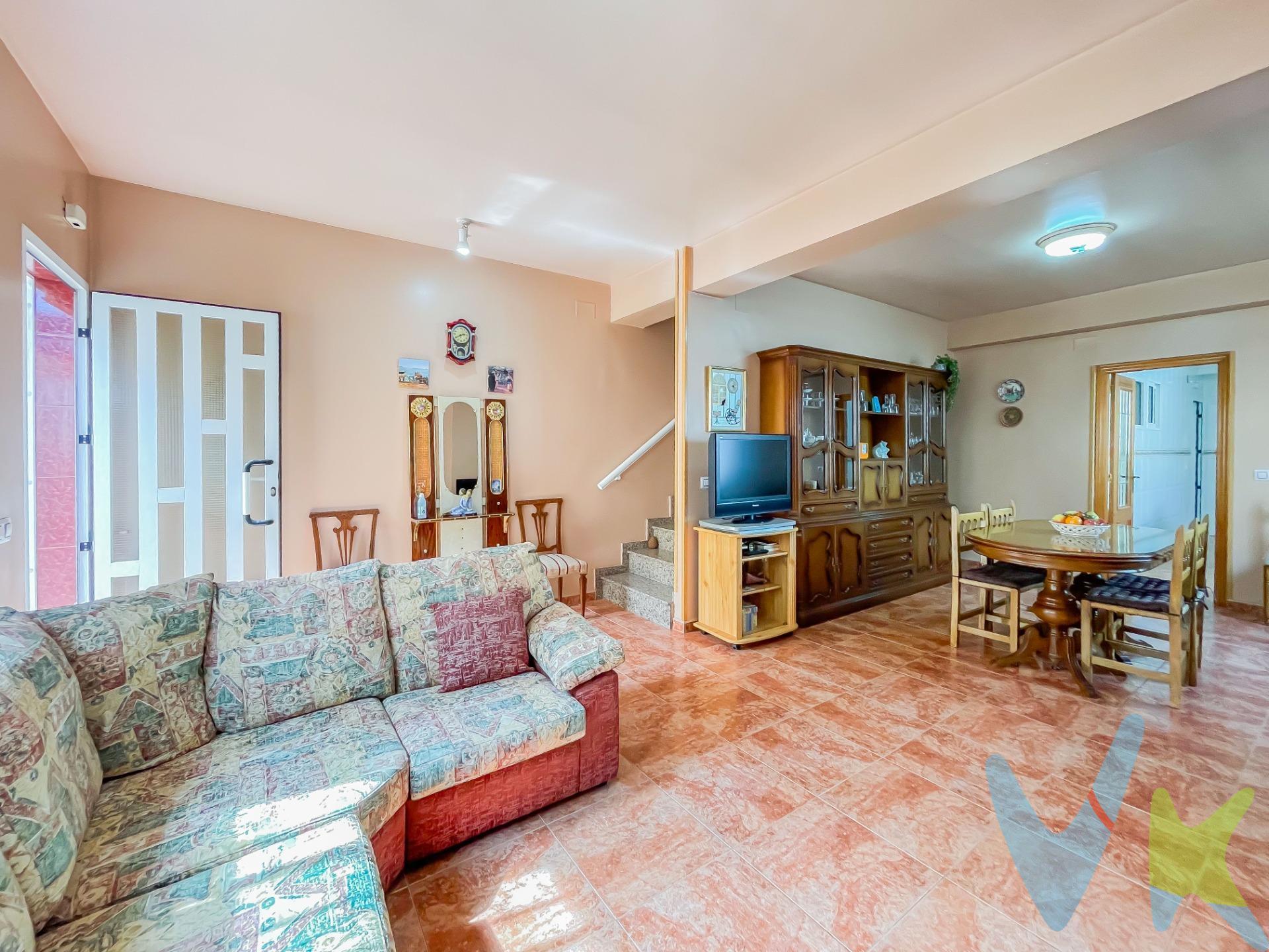 ¿Buscas una casa de campo reformada en un lugar tranquilo para vivir o pasar tus fines de semana? Esta es tu oportunidad. Bonita y cómoda casa de pueblo reformada de 168 metros cuadrados según catastro ubicada en la pedanía de Roma en Requena, esta vivienda esta dividida en dos plantas de 75 metros cada una distribuidas de la siguiente manera:. Planta principal a pie de calle encontramos un amplio salón comedor que hará las delicias de toda la familia por su amplitud, coronado por una chimenea de hierro fundido alimentada por leña, al fondo una cocina con dos espacios totalmente determinados, uno para comer o cenar y el otro la típica cocina de antaño donde preparar tus mejores guisos. Junto a la cocina encontramos un pequeño espacio estilo taller de 18 metros muy práctico para usarlo como leñera, almacén o alacena, sin olvidar un baño completo en esta planta. . Segunda planta, subiendo por unas amplias escaleras la planta superior o de descanso donde podemos encontrar 4 habitaciones, 3 de ellas dobles y una sencilla muy útil para familias numerosas y otro baño completo grande para mas comodidad. Casa ubicada en el centro de Roma a 8 minutos de Requena a 5 min de San Antonio y a 15 min de Utiel donde podremos encontrar todos los servicios de supermercados, bares, restaurantes, hospitales estación del AVE etc…. Zona de denominación de origen para el embutido, el buen vino y cavas de la zona. La descripción del presente inmueble e imágenes tienen mero carácter informativo y en ningún caso carácter contractual, pudiendo ser modificados por la inmobiliaria comercializadora sin que ello implique responsabilidad alguna frente a terceros. En el precio de venta a público, esta propiedad NO incluye los gastos de adquisición (Notario, registro, gestión, honorarios, etc…). 