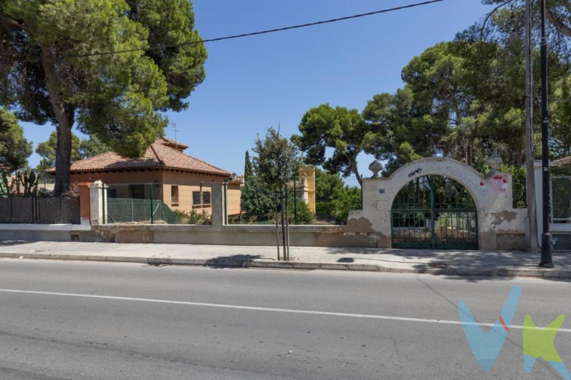 Construye la casa de tus sueños. Si eres de los que te gusta vivir en un lugar privilegiado, y la ubicación Sí importa, no puedes dejar pasar esta oportunidad de comprar una parcela en el mejor punto del Vedat, en el mismo centro, y en uno de los puntos más altos del Vedat, donde podrás construir la casa de tus sueños en esta parcela de 610 m2.Justo enfrente de la misma tienes varios servicios, como restaurantes, tiendas, y como el servicio médico, que ofrece un buen servicio. Y como no la parada del autobús a escasos metros, lo que facilita la vida cuanto tienes hijos adolescentes o simplemente necesitas bajar y no apetece los apenas 5 minutos andando que te separan del centro comercial las Américas.En fin, una parcela como hay pocos, bien ubicadas, con suficientes metros para realizar una casa de ensueño y con un orientación y vistas envidiables.Por mandato expreso del propietario, comercializamos este inmueble EN EXCLUSIVA, lo que le garantiza un servicio de calidad, un trato fácil, sencillo y sin interferencias de terceros. Por este motivo, se ruega no molestar al propietario, a los ocupantes de la propiedad, a los vecinos. Muchas gracias por su comprensión. El precio publicado NO incluye:- Los gastos de notaría- El impuesto de transmisiones patrimoniales, que es del 10 % (salvo supuestos de bonificación por el comprador)- Los gastos del registro de la propiedad.- Los honorarios de la inmobiliaria que paga la parte comprador.Asimismo no incluye ningún otro gasto asociado que no este específicamente que esta incluido. Los datos e información contenida en este anuncio es meramente informativa, por lo que no tiene carácter contractual, pudiendo contener errores, reservándose la inmobiliaria a poder modificarla en cualquier momento. Para saber más sobre el mismo no dude en ponerse en contacto con nosotros.