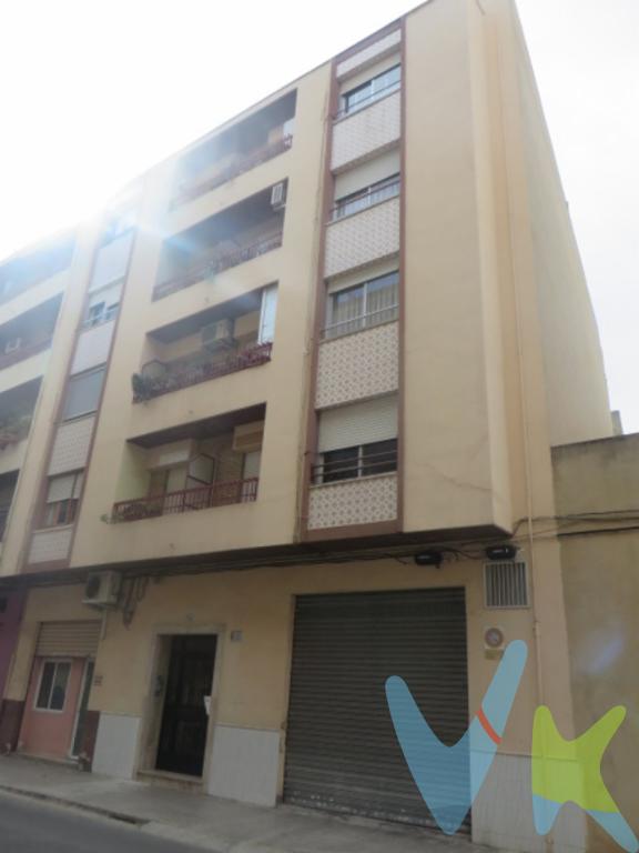 Se presenta una excelente oportunidad para adquirir un local excepcionalmente amplio ubicado en el corazón de Alboraya. Esta propiedad, disponible para la venta, es ideal para inversionistas o emprendedores que buscan un espacio comercial con un gran potencial.Con una superficie de 283 metros construidos y 250 metros útiles, este local ofrece una amplitud que permite múltiples opciones de distribución para adaptarse a las necesidades de cualquier negocio. Desde tiendas y oficinas hasta estudios de arte o gimnasios, las posibilidades son muy variadas gracias a su generoso espacio. Este inmueble se distribuye de manera eficiente para maximizar su funcionalidad, lo que facilita cualquier tipo de actividad que se desee desarrollar.Además, la ubicación de este local es uno de sus mayores atractivos. Situado cerca de importantes opciones de transporte público, cuenta con fácil acceso al metro y a paradas de autobús, lo cual asegura una excelente conectividad tanto para el personal como para los clientes que acceden al lugar. Esta característica hace que el espacio no solo sea funcional, sino también estratégico, incrementando su visibilidad y accesibilidad en Alboraya.El entorno que rodea este local está repleto de vida, con una mezcla de comercios, restaurantes y servicios que enriquecen la experiencia de quienes visitan la zona. Esta parte del municipio es conocida por su dinamismo y actividad, lo cual representa un valor añadido para el comprador que busca una ubicación céntrica y bien conectada.No deje pasar la oportunidad de visitar este extraordinario local en Alboraya Centro. Estamos a su disposición para organizar una visita y brindarle toda la información que necesite para ayudarle a tomar una decisión informada y acertada. Este es el momento indicado para poner en marcha sus proyectos empresariales en un espacio que le ofrece todo lo necesario para triunfar. Contacte con nosotros y descubra todas las ventajas que este inmueble ofrece.-----Agencia Registrada con el Nº 2960 en el Registro Obligatorio de Agentes Inmobiliarios de la Comunitat Valenciana, según el DECRETO 98/2022, de 29 de julio, del Consell, por el que se regula el Registro de Agentes de Intermediación Inmobiliaria de la Comunitat Valenciana.    La documentación del inmueble ha sido revisada y estimamos que reúne todos los requisitos necesarios para ser comercializado.    El precio ofertado no incluye impuestos, gastos de compraventa ni honorarios de la agencia inmobiliaria.    Las medidas aquí expuestas han sido obtenidas del Catastro.    El anuncio no es vinculante, puede contener errores.    ¿Tienes alguna duda? Consúltanos.    ***    Los vendedores han confiado en este equipo para gestionar la venta del inmueble de forma exclusiva. Como no puede ser de otra forma, garantizamos un servicio de calidad, actuando en todo momento de forma transparente, ética y profesional. Así pues, se ruega la no interferencia de terceros, y sobre todo, no molestar a los propietarios, a los ocupantes del inmueble o a los vecinos. Muchas gracias por tu comprensión.     