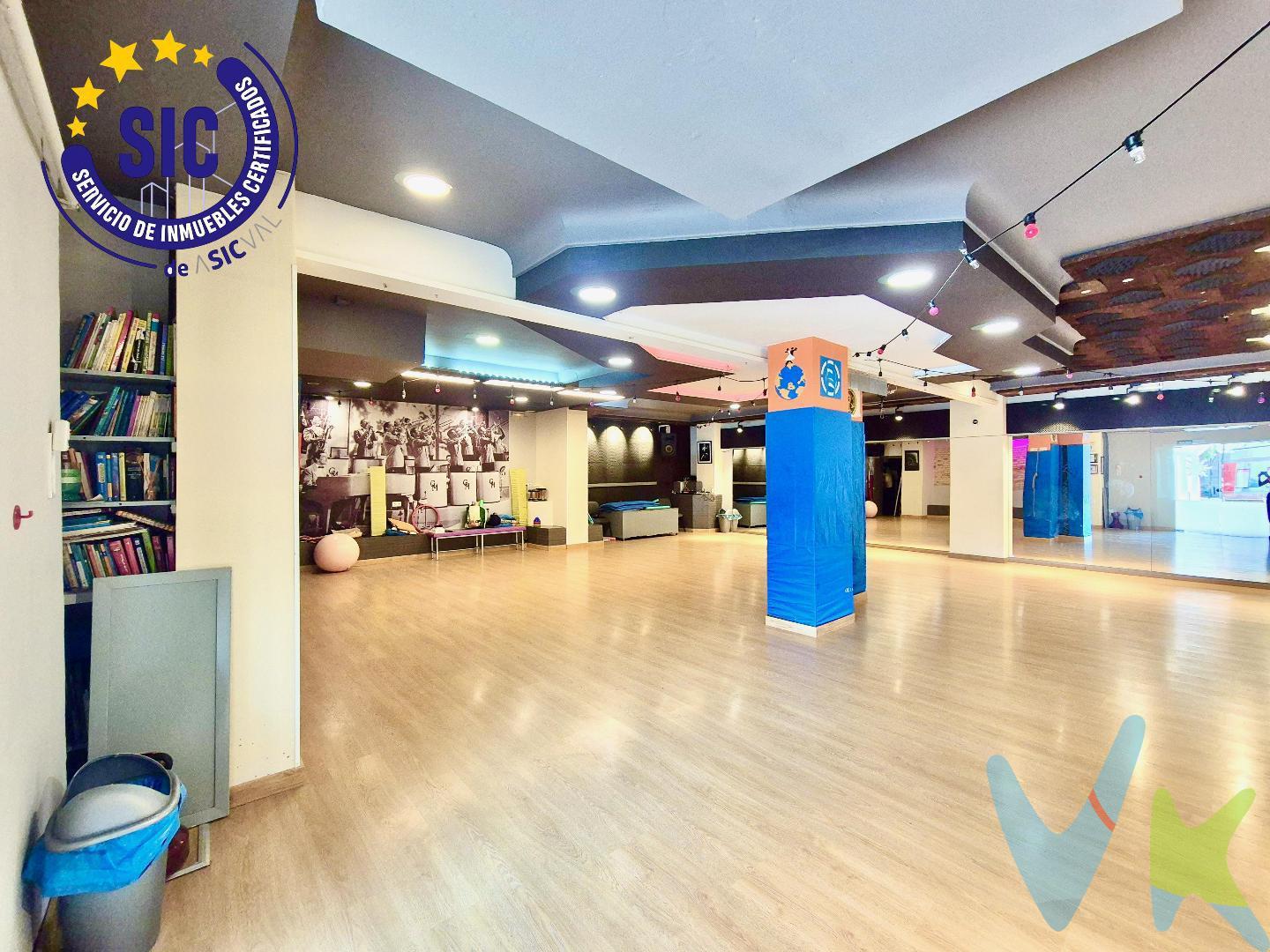 Habitale presenta este local comercial estratégicamente ubicado en Avenida del Puerto, una de las zonas con mayor visibilidad y flujo de la ciudad. Sus principales ventajas competitivas son:

📍 Ubicación prime entre Avenida del Puerto y Serrería  
🏬 140 m² con múltiples posibilidades de uso  
🪟 Escaparate a pie de calle con alto tránsito peatonal y vehicular  
💼 Distribución versátil apta para comercio, oficinas o formación  
❄️ Preinstalación de aire acondicionado central + equipo split  
🧼 Zona de vestuario con dos duchas  
🚻 Baño adaptado PMR + aseo adicional  
🪵 Estancia principal con parquet en muy buen estado  
🔒 Puerta de seguridad y local en buen estado general  
⭐ Exclusividad Habitale   

-----
El local destaca por su amplitud y su configuración, lo que permite adaptarlo fácilmente a cualquier proyecto empresarial: academias, despachos, centros de entrenamiento, tiendas o servicios profesionales.
La zona de vestuario con duchas y el baño adaptado lo convierten en un espacio altamente funcional. 

Una oportunidad sólida para quien busca iniciar o potenciar un negocio en una ubicación estratégica.
¡Te invitamos a visitarlo y descubrir todo su potencial!

___________
Por mandato expreso del propietario, comercializamos este inmueble en EXCLUSIVA, lo que le garantiza el acceso a toda la información, a un servicio de calidad, un trato fácil, sencillo y sin interferencias de terceros. Por este motivo, se ruega no molestar al propietario, a los ocupantes de la propiedad o a los vecinos. Muchas gracias por su comprensión.

La oferta está sujeta a cambios de precio o retirada del mercado sin previo aviso. Este anuncio en su conjunto, incluyendo textos, fotos, imágenes o cualquier otro contenido del mismo, no es vinculante dado que la información es ofrecida por terceros y puede contener errores. Se muestra a título informativo y no contractual. El precio anunciado no incluye los impuestos, ni los gastos como Notario, Registro de la Propiedad y honorarios de la agencia inmobiliaria.

Agentes de la Propiedad Inmobiliaria inscritos con número de registro RAICV 2880 y 4357, las operaciones están garantizadas con Seguro de Responsabilidad Civil y Seguro de Caución.

