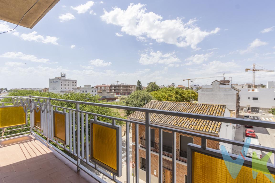 Piso de 3 Habitaciones con Balcón en Bonrepòs i MirambellDistribución del InmuebleEste inmueble dispone de una superficie de 89 metros cuadrados construidos y 79 metros cuadrados útiles. La distribución interior se compone de un salón principal, un comedor o salita de estar independiente, tres habitaciones y un cuarto de baño completo. El acceso a las estancias se realiza a través de un pasillo distribuidor que conecta de forma lineal la zona de día y la zona de descanso. El balcón exterior de la vivienda está comunicado directamente con una de las habitaciones de la casa, orientada hacia la vía pública. Las tres habitaciones están tabicadas de manera independiente y cuentan con las dimensiones necesarias para la instalación de mobiliario estándar. El cuarto de baño completo da servicio a la totalidad de la planta. El inmueble se entrega vacío de enseres personales.Calidades y EquipamientoLa vivienda cuenta con estancias exteriores orientadas a la fachada y estancias interiores vinculadas a un patio de luces. Los 79 metros cuadrados útiles están destinados por completo a las superficies de los dormitorios, las dos zonas de estancia y el baño, optimizando el espacio sin pérdidas de metros. La carpintería metálica exterior presenta dos estados diferenciados según su ubicación: las ventanas que comunican con el patio interior han sido renovadas y son nuevas, mientras que los cerramientos que dan a la fachada principal del edificio se mantienen de origen. Los pavimentos y el resto de las instalaciones técnicas corresponden a las calidades constructivas de la tipología residencial de su año de edificación, proporcionando los elementos estructurales básicos para una actualización. El balcón exterior añade una superficie abierta y ventilación directa a la habitación donde está ubicado. Los suministros de agua y electricidad se encuentran supeditados al estado actual de las instalaciones.La Finca y su EntornoLa propiedad está ubicada en la tercera planta de un edificio multifamiliar construido en el año 1972. La finca está equipada con un sistema de ascensor en funcionamiento para el acceso a las distintas plantas. El edificio se sitúa en el municipio de Bonrepòs i Mirambell, dentro de la comarca de l\'Horta Nord, en el área metropolitana de Valencia. El municipio dispone de servicios básicos consolidados, que incluyen comercios de alimentación, centros de enseñanza, conexiones de transporte público y accesos viales directos hacia la capital. Las cuotas ordinarias de comunidad corresponden a las fijadas por la administración de la finca.Para solicitar los datos técnicos adicionales, consultar la documentación de la vivienda o programar una visita con un agente comercial, póngase en contacto con nosotros a través del formulario de este portal inmobiliario o mediante nuestro número de teléfono. ? NOTA IMPORTANTE SOBRE ESTE ANUNCIO: Renderizado e IA Para facilitar la visualización del potencial real de esta propiedad, queremos informar de manera transparente a los interesados que algunas de las imágenes presentadas en este anuncio han sido optimizadas y mejoradas mediante Inteligencia Artificial (IA) y herramientas de home staging virtual.Se muestra a título informativo y no contractual. El precio no incluye lo siguiente: Honorarios de la agencia inmobiliaria, impuestos (IVA, ITP) y otros gastos de la Compraventa (notaria, gestoría y registro 