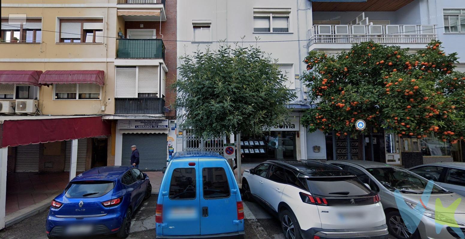 Local de 20 m² en pleno centro, junto al Parque María Cristina. Pequeño y funcional local en alquiler de aproximadamente 20 m², situado en una de las zonas más céntricas y transitadas de la ciudad, en Avenida Fuerzas Armadas, junto al Bar Parque y a escasos metros del Parque María Cristina. El espacio dispone de aseo, agua caliente y aire acondicionado, ofreciendo un entorno cómodo y preparado para diferentes usos profesionales o comerciales. Por su ubicación y tamaño, resulta una opción muy interesante para oficina, despacho, consulta, pequeño comercio o negocio que no necesite una gran superficie. Una oportunidad para establecer tu actividad en pleno centro y con todos los servicios a mano. -----------------------------------------------------------. Transparencia de precio, impuestos y honorarios:. El precio publicado corresponde únicamente al precio de venta del inmueble y no incluye impuestos, gastos de compraventa ni honorarios a cargo del comprador. Impuestos: ITP o IVA+AJD (según la naturaleza de la transmisión). En Andalucía, en segundas transmisiones el ITP es 7% con carácter general, pudiendo aplicarse tipos reducidos (6% o 3,5%) si se cumplen requisitos. Base del impuesto: con carácter general, la base será la mayor entre el precio declarado y el valor de referencia (según normativa aplicable). Gastos de compraventa: notaría, registro y, en su caso, gestoría (desde 2.000€ orientativo, según operación). Honorarios comprador (no incluidos): 3% + IVA, con mín. 3.500€ + IVA si precio < 115.000€. Se informan y aceptan por escrito (hoja de encargo/servicios) antes de la visita y de cualquier gestión vinculada a la compra. Ficha informativa (Decreto 218/2005) a disposición del interesado. Fuentes oficiales: información tributaria y valor de referencia disponibles en fuentes oficiales de la Junta de Andalucía y se facilitan a quien lo solicite. Exclusiva: Por mandato expreso del propietario, este inmueble se comercializa en exclusiva a través de la inmobiliaria. Se ruega no contactar directamente con propiedad/ocupantes/vecinos. 