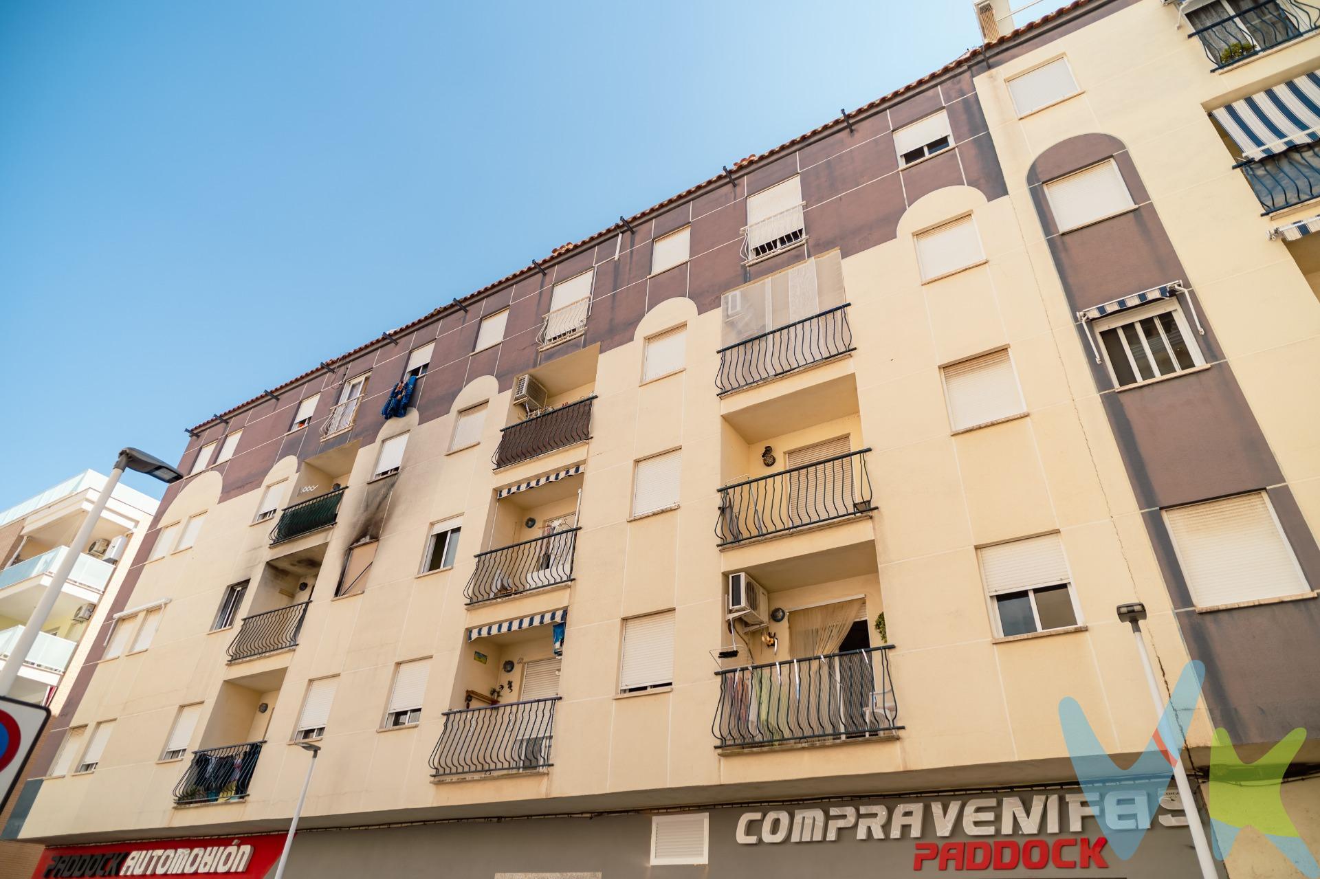 En el corazón del pueblo de Oropesa, a solo unos pasos de la playa Morro De Gos y de todos los servicios que necesitas como supermercados, colegios, ayuntamiento, centro médico, etc... Te ofrecemos esta vivienda luminosa y acogedora, ideal para personas que les gusta disfrutar de la tranquilidad y la cercanía al mar. La vivienda esta distribuida en salón comedor, cocina independiente totalmente equipada, baño completo con bañera, dos habitaciones con armarios empotrados y balcón con vistas despejadas a la calle. NO TE PIERDAS ESTA OPORTUNIDAD, contacta con nosotros para obtener más información y visitar este piso excepcional. Los metros útiles son aproximados. Este inmueble es en exclusiva, con lo que le facilitamos cualquier información sobre la vivienda. Por este motivo, solicitamos no molesten al propietario, ocupantes de la propiedad, vecinos o conserje de la comunidad. Muchas gracias por su comprensión. El precio indicado puede sufrir variaciones. En todos los casos los precios expuestos son más impuestos y gastos derivados de la transmisión del inmueble.