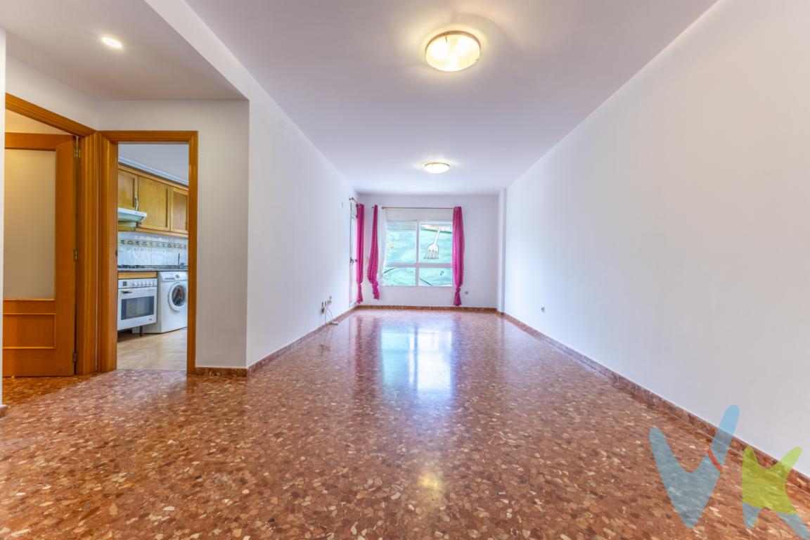 Te presentamos este magnífico piso seminuevo de VPO ubicado en una de las zonas residenciales más tranquilas de la ciudad: Las 500 Viviendas. A tan solo unos minutos de la playa, este hogar ofrece el equilibrio perfecto entre comodidad, amplitud y entorno.Con unas vistas completamente despejadas, disfrutarás de la luz natural durante todo el día. Su amplio salón-comedor se abre a una generosa terraza, ideal para relajarte o compartir momentos en familia. Además, esta terraza también conecta con la cocina, lo que aporta funcionalidad y una mayor sensación de amplitud.La vivienda dispone de tres dormitorios grandes y muy luminosos, uno de ellos con una cómoda zona de vestidor que aporta un plus de organización y confort. Cuenta con dos baños completos, pensados para facilitar la vida diaria de toda la familia.También incluye una galería, perfecta como espacio de lavandería o almacenaje adicional. Y para tu total comodidad, el piso se vende con plaza de garaje y trastero incluidos en el precio.Ideal para quienes buscan tranquilidad sin renunciar a tener todos los servicios cerca y disfrutar del mar en el día a día.No dejes pasar esta oportunidad. ¡Llama ahora y ven a visitarlo!*Por mandato expreso del propietario, comercializamos este inmueble en exclusiva, lo que le garantiza el acceso a toda la información,   a un servicio de calidad con el sello de Inmueble certificado que asegura tranquilidad a los compradores.*El precio indicado no incluye gastos ni otros conceptos. Al precio habrá que añadirle los gastos propios de la transmisión inmobiliaria,   como: honorarios notariales, impuesto al que se encuentre sujeta la transmisión (Impuesto sobre el Valor Añadido o Impuesto sobre Transmisiones Patrimoniales y Actos Jurídicos Documentados, según el caso),   gastos de inscripción en el Registro de la Propiedad y honorarios de intermediación de la agencia inmobiliaria.   *el inmueble se vende sin amueblar, sin electrodomésticos, enser o elemento decorativo.