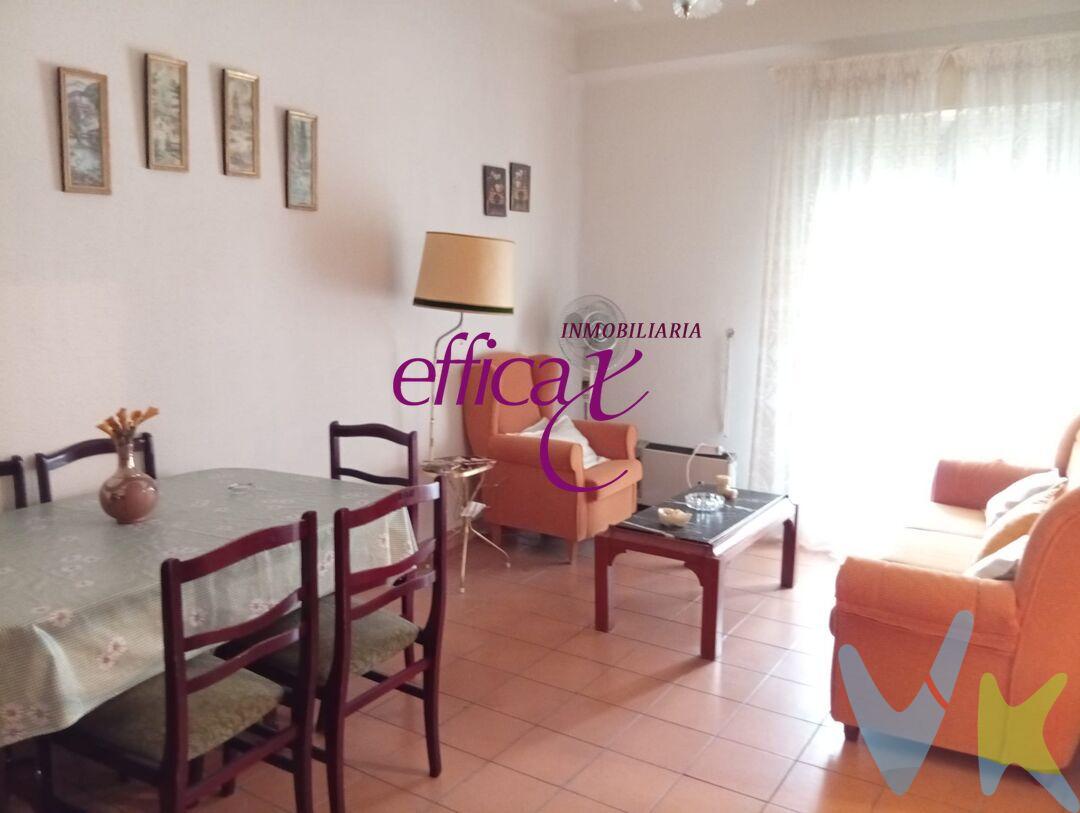 Hay momentos en los que uno se da cuenta de que no necesita más metros, sino mejor vida. Este piso en el centro de Torrijos nace justo de esa idea: vivir con todo a mano, sin complicaciones y con la libertad de elegir cómo disfrutar cada día.
Al cruzar la puerta, te recibe un hogar luminoso y bien distribuido, con dos dormitorios que se adaptan a lo que hoy necesitas y a lo que mañana pueda venir: una pareja joven empezando su historia, un despacho tranquilo para teletrabajar o una habitación extra para invitados. El salón comedor es el corazón de la vivienda, ese espacio donde desconectar después del trabajo, compartir cenas sencillas o simplemente dejar que el tiempo pase sin prisas.
La cocina, práctica y funcional, invita a recuperar rutinas que a veces se pierden: desayunos tranquilos, comidas caseras, conversaciones improvisadas. Y cuando necesitas aire, tienes dos terrazas que marcan la diferencia: ese pequeño lujo tan buscado donde tomar un café al sol, leer en silencio o terminar el día respirando calma.
Es una segunda planta sin ascensor, sí, pero también es tranquilidad, y una vivienda pensada para quienes priorizan ubicación y rentabilidad. Aquí no dependes del coche: supermercados, comercios, colegios, servicios y vida de barrio están a solo unos pasos. Todo lo que necesitas, sin perder tiempo.
Además, su ubicación es estratégica: a 20 minutos de Toledo, 40 de Talavera de la Reina y a solo una hora de Madrid, lo que lo convierte en una opción muy atractiva tanto para inversores que buscan alta demanda de alquiler, como para quienes quieren su primera vivienda sin asumir precios imposibles.
Este piso no promete lujos innecesarios; promete algo mucho más valioso: una vida cómoda, bien situada y con sentido. Un lugar donde empezar, invertir o simplemente vivir bien.