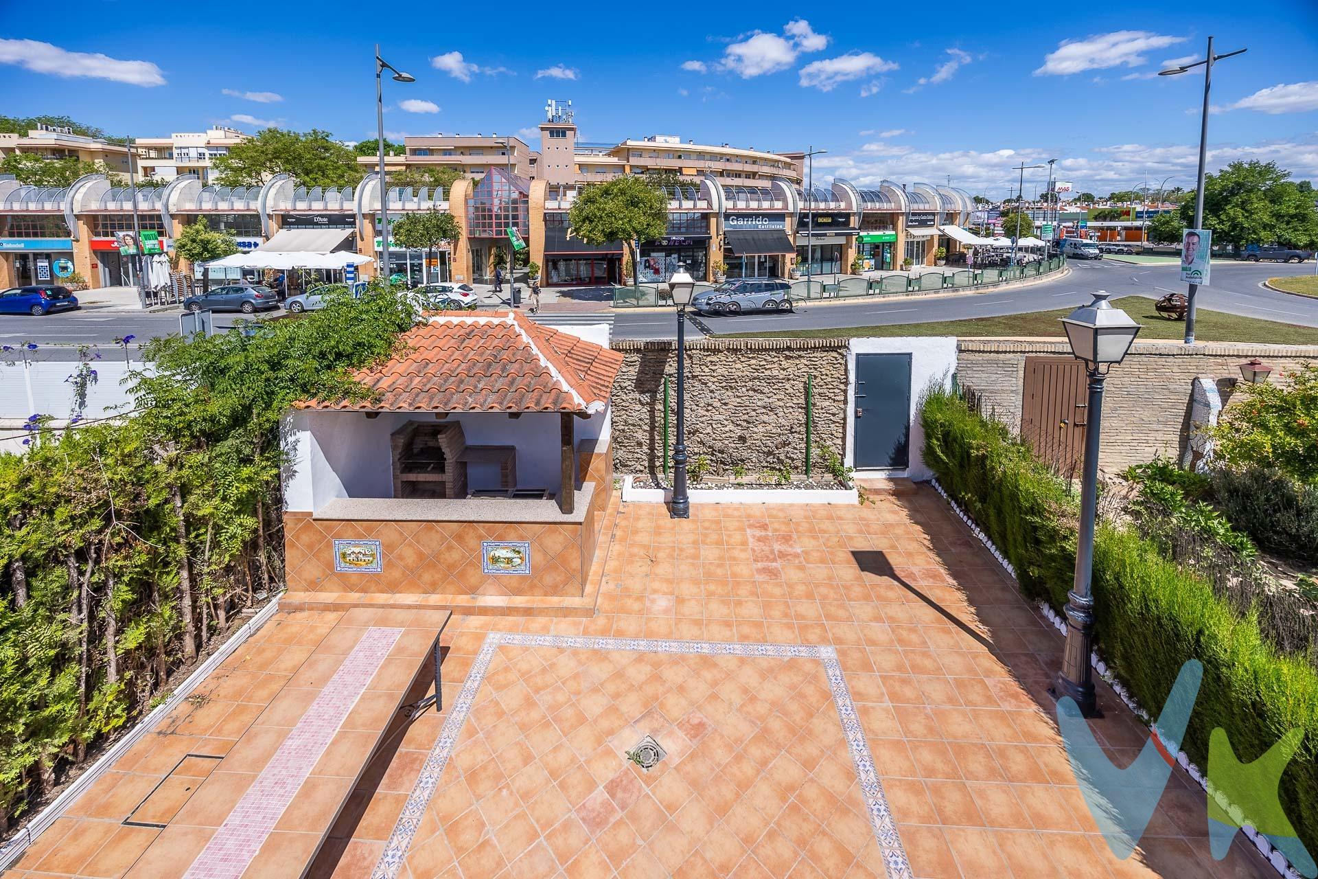 Como describir una vivienda que lo tiene TODO? Maravilloso pareada, por su luz, por sus dimensiones, por el sitio en el que esta, vivir sin tener que coger el coche para nada por estar a un paso de todo lo que uno necesites ya sea ocio como necesidades Parada de metro, autobús y taxi, centro de salud, supermercados, bares, farmacias, colegios-institutos, salida a s30, centro comercial. En una parcela de 330m2 para poder disfrutar del exterior con la familia y amigos. En una construcción de 234m2 construídos que se distribuyen. En planta baja tenemos hall de entrada, aseo de cortesía, dormitorio, salon comedor con salida al porche trasero y patio, cocina amueblada con electrodomésticos como se ven y salida inmediata al patio. 1ºplanta tiene 3 dormitorios y 2 baños uno en suite con vestidor y gran terraza, 2 armarios empotrados. Semisótano con bodega, barra de bar completa, aseo, salita, 2 trastero y garaje. Chiringuito en el gran patio con salida a avda de los descubrimientos. suelo de marmol en planta baja y parquet en 1º planta. Vas a dejar que te la quiten?. Llama y pide tu cita sin compromiso. IBI 359,88€ semestral. En cumplimiento de las obligaciones de información previstas en la Ley 10/2025, de 28 de diciembre, de servicios de atención a la clientela y transparencia, así como en la normativa sectorial vigente, el precio indicado no incluye los gastos e impuestos inherentes a la adquisición, los cuales se desglosan estimados o con posibilidad de calcularlos a continuación; los gastos más ajustados serán dados en el D.I.A. en la visita a inmuebles, o antes. *Gastos de Notaría: La Minuta se calculará según al arancel notarial oficial: Anexo I, del Real Decreto 1426/1989, de 17 de noviembre. Enlace: https://notariared.com/calculadora-gastos-compra-vivienda/. *Gastos de Registro de la Propiedad: La inscripción se facturará según el arancel oficial: ANEXO I, del Real Decreto 1427/1989, de 17 de noviembre. Igual enlace anterior . *Gastos de Gestión (Gestoría): Los honorarios por la tramitación administrativa, liquidación de impuestos e inscripción registral  depende de cada caso, y su dificultad, se estima que inferior a 500€. *Honorarios Agencia del Vendedor: incluidos en el PVP. *Honorarios Agencia del comprador: La agencia prestará los servicios de información, asesoramiento y acompañamiento previstos en el Encargo de Servicios y en el D.I.A. Si solicita servicios adicionales o personalizados, sus honorarios serán informados previamente, de forma individualizada y por escrito, conforme a la libertad de pactos y a la normativa vigente. *Si necesita Financiación, su banco le informará. *Impuesto sobre Transmisiones Patrimoniales (ITP): Se aplicará el tipo impositivo vigente en Andalucía (generalmente el 7%, sin perjuicio de tipos reducidos del 6%. 3,5%,  etc,  aplicables según las circunstancias personales del comprador o las características del inmueble). El impuesto se devenga sobre el superior entre: 1.- Valor de Referencia de Catastro; y  2.- Precio de venta. Puede calcular su situación personal en el portal oficial de la A.T. de Andalucia. enlace: https://www.juntadeandalucia.es/organismos/economiahaciendayfondoseuropeos/areas/tributos-juego/tributos/paginas/impuestos-cedidos-transmisiones.html; . 