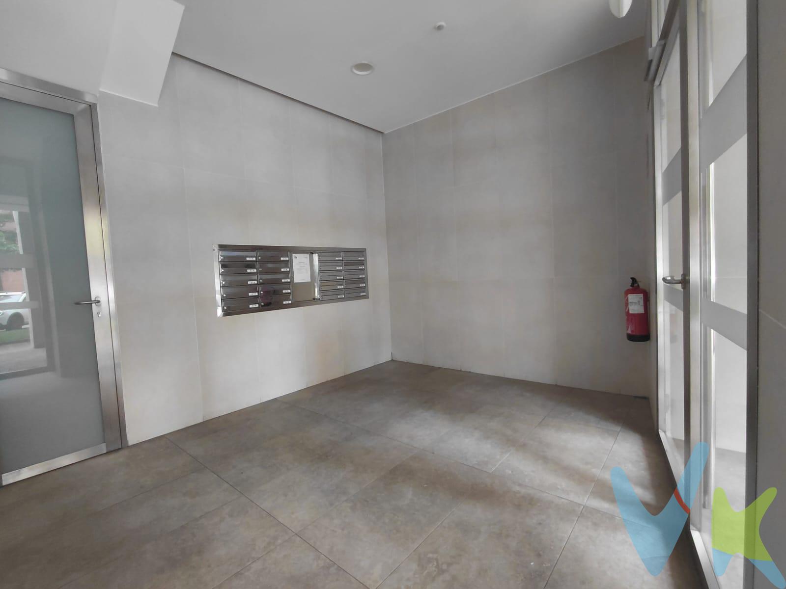 Piso en Venta en Barañain
Características del Piso

Tipo de propiedad: Piso
Subtipo: Piso
Superficie útil: 82 m²
Superficie construida: 107 m²
Habitaciones: 3
Salón: 24 metros cuadrados, amplio y luminoso
Cocina: Independiente, 8,50 metros cuadrados
Baños: Con ducha moderna
Conservación: Buen estado
Balcón: Sí, para disfrutar vistas y buen aire
Ascensor: Sí, con acceso a nivel de calle
Estructura del edificio: Hormigón
Altura del inmueble: 2, situado en planta 2 (2 pisos por planta)
Calefacción: Central con contador individual
Orientación: Norte - Oeste, iluminación natural durante todo el día

Detalles Adicionales
Este piso ofrece un equilibrio ideal entre comodidad y funcionalidad con espacios amplios y bien distribuidos. Su balcón es perfecto para relajarse al aire libre y el ascensor que llega a nivel de calle facilita el acceso, ideal para cualquier edad.
Ubicación: Barañain
Barañain es una localidad estratégica cercana a Pamplona, con excelente conectividad y servicios. En esta zona podrás encontrar:

Colegios: CEIP Julián Gayarre, IES Barañain, entre otros centros educativos reconocidos.
Instituciones: Biblioteca Pública, Ayuntamiento, y varios centros de salud modernos.
Lugares de interés: parques y zonas verdes como el Parque Central, instalaciones deportivas, y un ambiente familiar tranquilo.
Transporte: fácil acceso a líneas de autobús que conectan con Pamplona y alrededores.
Comercios y servicios: supermercados, tiendas locales y restaurantes para una vida cómoda y práctica.

¡No dejes pasar esta excelente oportunidad de vivir en un piso cómodo, bien ubicado y en buen estado en Barañain!
Datos meramente informativos, sin valor contractual. El PVP indicado no incluye impuestos (régimen general del ITP (Impuesto de Transmisiones Patrimoniales) es el 6% sobre el precio de compra) ni gastos de transmisión (notaría, registro, AJD (Actos Jurídicos Documentados), que suma aproximadamente un 2% sobre el precio de compra). Honorarios de la agencia a cargo del vendedor. NO SE COBRA HONORARIOS AL COMPRADOR