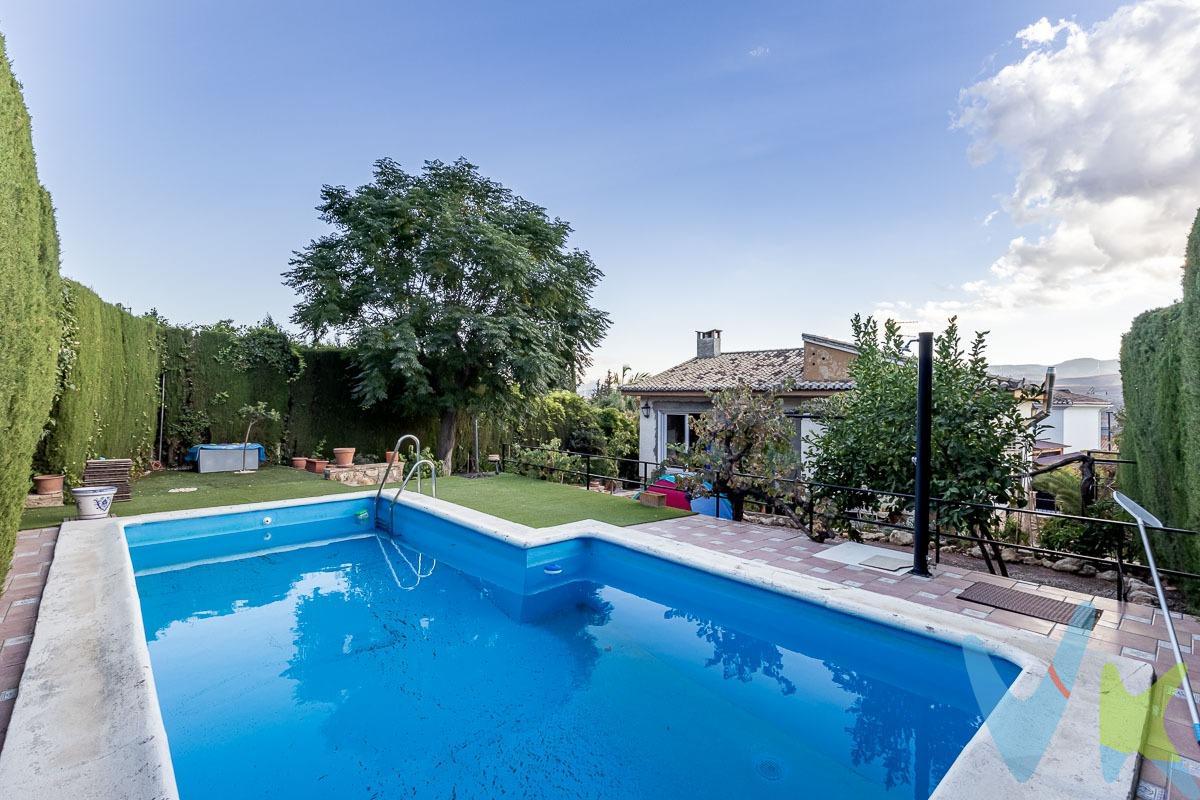 🏡 Tu casa en El Puntal. naturaleza, espacio y confort a 15 minutos de Granada. Imagina vivir en una zona tranquila, rodeada de naturaleza, pero con la comodidad de estar a un paso de Granada capital. Esta casa en El Puntal, Padul, te ofrece justo eso: espacio, calidad y un entorno único para disfrutar en familia. Al entrar en la vivienda, encontramos la planta baja, con tres habitaciones, un baño completo y el garaje, ideal para invitados, despacho o zona independiente. En la planta principal, la luz y el espacio son protagonistas: un gran salón con cocina integrada, completamente nueva, se abre a la terraza y al jardín con piscina. Aquí podrás disfrutar de reuniones, momentos en familia o simplemente relajarte con vistas al exterior. En esta misma planta se ubican dos amplios dormitorios con armarios empotrados y dos baños, uno de ellos en suite. Ref. N354. * El PVP indicado no incluye impuestos ni gastos de Escritura. * Honorarios agencia no incluidos. * Las superficies expresadas en esta página tienen carácter descriptivo y son aproximadas. * Los precios pueden ser susceptibles de modificación sin previo aviso. * Esta propiedad se vende sin muebles.