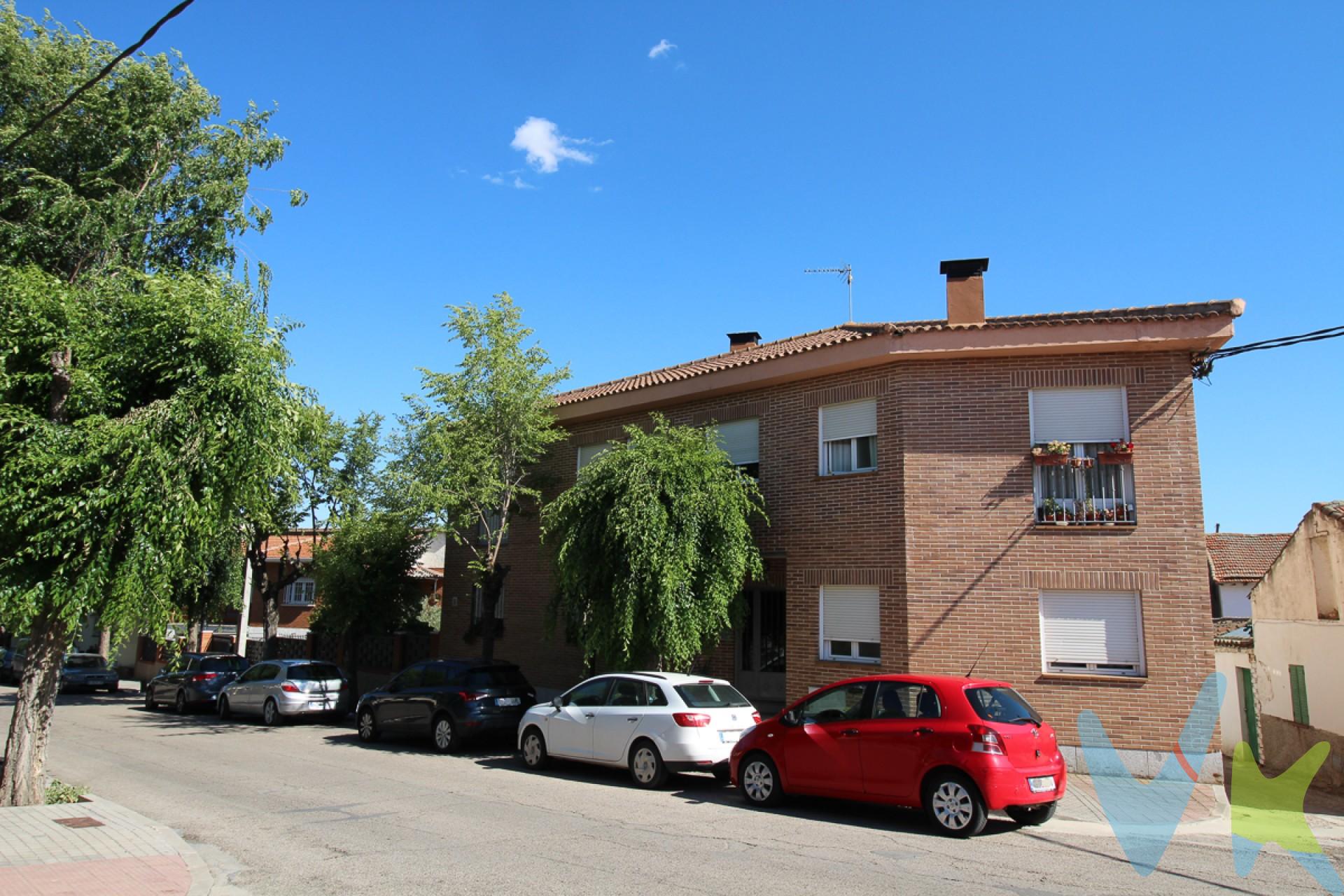 Vivienda en primera planta, ubicada en el centro urbano de Navas del Rey, a 2 minutos andando de la plaza principal de la población y rodeada de todo tipo de servicios (supermercados, centro de salud, farmacia, colegio e instituto). Próxima a parada de autobús interurbano, línea 551. Pertenece a una pequeña comunidad de propietarios de 7 viviendas construida en el año 2007, que dispone de una amplia TERRAZA COMÚN EN AZOTEA para todos los vecinos.

El piso tiene doble orientación y está muy cuidado, con buenos espacios útiles. El acceso es mediante un tramo único de escalera. Se distribuye en entrada sobre pasillo corredor, luminoso salón comedor independiente con 2 grandes ventanas balconeras, espaciosa cocina amueblada y equipada con electrodomésticos y con espacio para comer, 2 amplios dormitorios con armarios empotrados vestidos y también con ventanas balconeras y 1 baño completo con ducha y ventana. 

Dispone de calefacción eléctrica y aire acondicionado con bomba de calor en el salón. Suelos de gres, carpintería interior de madera y carpintería exterior de aluminio climalit.

La vivienda cuenta con PLAZA DE GARAJE y TRASTERO en la planta sótano de la misma edificación, ambos incluidos en el precio de venta.

El comprador tendrá un coste adicional de mil quinientos euros IVA incluido (1.500 €) por el servicio de gestión, asesoramiento y formalización del proceso de compra. Este importe no está incluido en el precio publicado en venta.