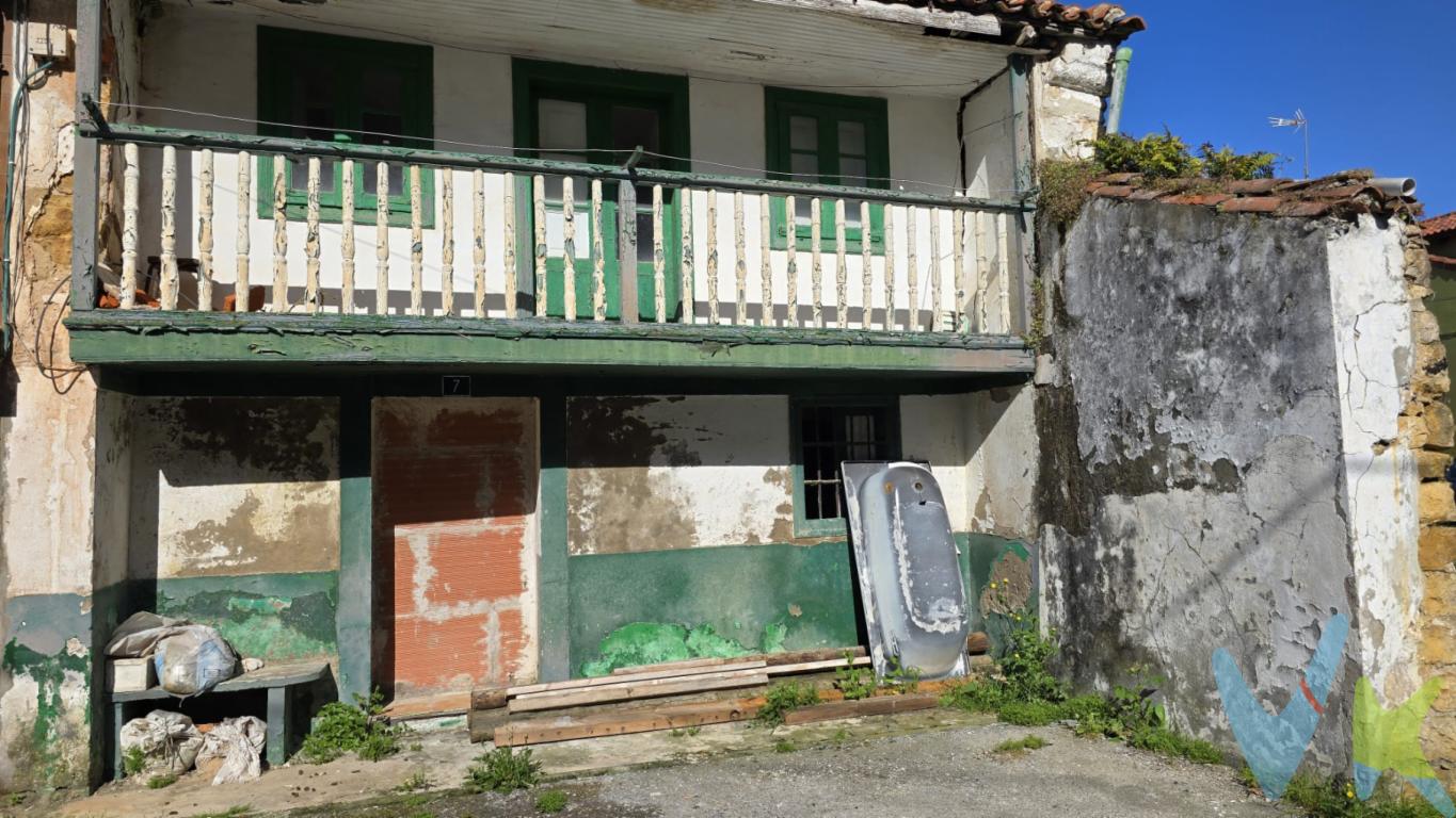En el corazón del centro de Suances, se encuentra esta casa tradicional con un jardín amplio y completamente reformable. Con una superficie construida de 112 metros cuadrados, distribuidos en dos plantas más desván, esta propiedad ofrece un gran potencial para aquellos que buscan un proyecto de reforma y personalización.Características de la Casa- Superficie: 112 metros cuadrados construidos, repartidos en dos plantas y desván. - Jardín: Un jardín amplio y completamente reformable, perfecto para crear un espacio al aire libre personalizado. - Estado: La casa se encuentra en un estado que requiere reforma, lo que permite a los compradores personalizar y adaptar el espacio a sus necesidades y gustos.Propiedad Adicional- Cuadra pajar: Junto con la vivienda, se vende una cuadra pajar de 80 metros cuadrados construidos, que puede ser utilizada como almacén, estudio o incluso como espacio para proyectos creativos.Oportunidad de Inversión Esta casa en el centro de Suances es una oportunidad única para aquellos que buscan un proyecto de reforma y personalización. Con su ubicación céntrica y su potencial para ser transformada en un hogar soñado, esta propiedad es ideal para inversores, familias o personas que buscan un lugar para llamar hogar.La casa no se puede visitar por dentro por seguridad.Para mas información nos puede llamar a nuestras oficinas de Suances, Torrelavega y Santander.