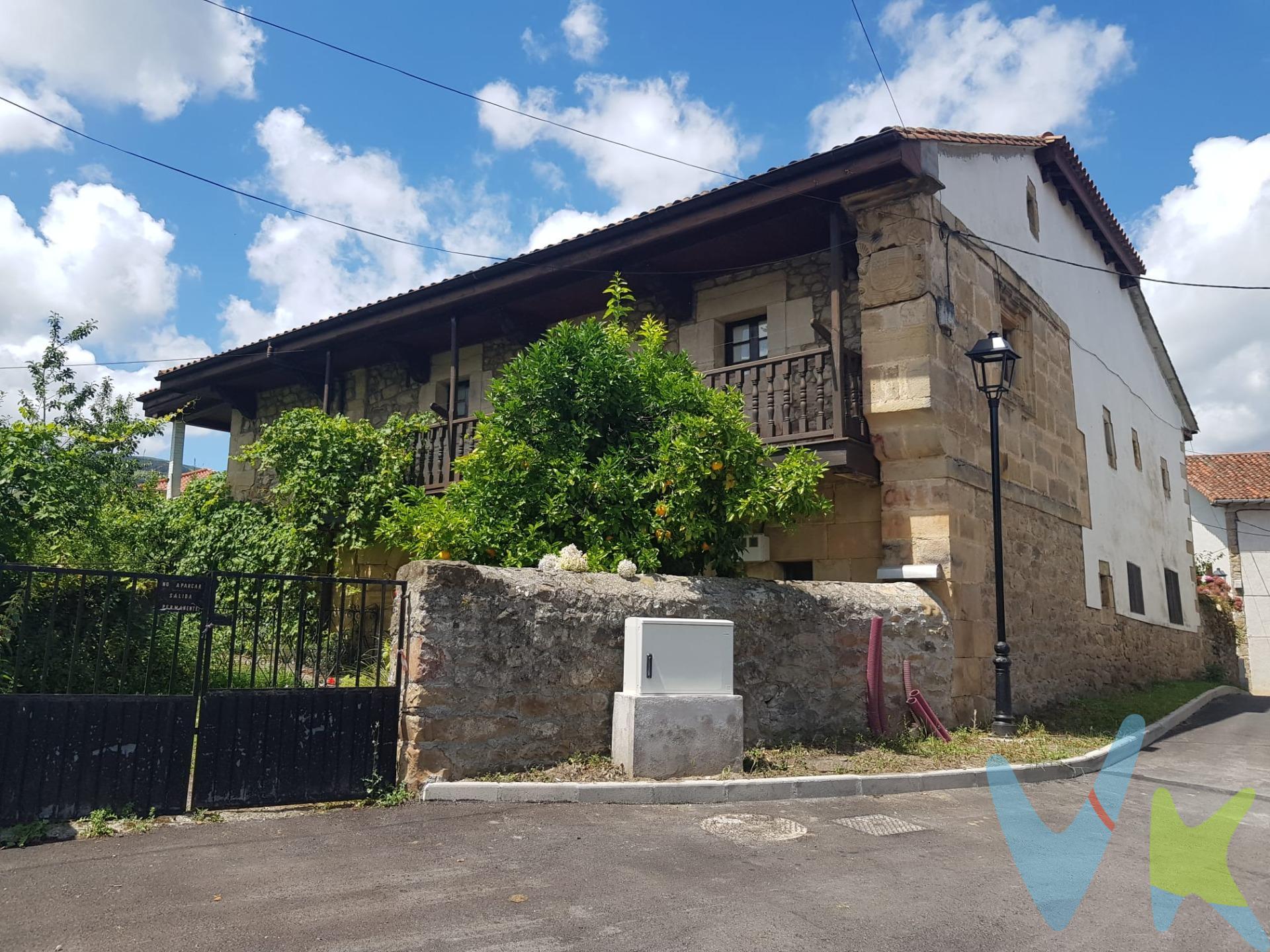 Casona montañesa con 1.700 m² de terreno en Corvera de Toranzo (Cantabria). Dice un refrán montañés que; “viendo la caseta, se conoce al perro”. Lo cual viene perfectamente al caso, pues es sabido que dentro de la arquitectura popular de Cantabria la “casona” era una tipología de vivienda que se situaba entre la casa llana montañesa y la casa palacio; eran las viviendas de una clase mejor situada social y económicamente y eso tenía que notarse. 	“El hastial de la casona, cuya construcción pudo tener lugar en la primera mitad del S.XVIII, está adornado por un escudo timbrado por yelmo y adorno de lambrequines con campo medio partido y cortado en el que se representan las armas de las casas de Agüero, Ceballos y Bustamante”. 	Como os iremos relatando a continuación, la mayor singularidad de esta propiedad radica en que a lo largo de tres siglos se ha conservado prácticamente intacta su estructura original, llegando a nuestros días perfectamente conservada. Tras pasar por debajo de dos señoriales arcos de sillería y cruzar un soportal empedrado y flanqueado por sendos “cuartos de peregrinos” pasamos por el portón principal de la casa directamente a la “cuadrona” desde donde arranca una escalinata que nos conduce a la vivienda que está situada en la primera planta. Esta disposición que hoy puede resultar chocante hay que entenderla en el contexto de su construcción, en el que las cabezas de ganado eran una de las mayores representaciones de riqueza y por tanto el orgullo de su antiguo morador. La Vivienda está distribuida en un amplio vestíbulo desde el que podemos pasar a la antigua cocina, hoy en desuso. Tomar las escaleras que nos llevan al desván de la casa. O pasar a lo que hoy es una sala de estar, que tiene acceso a un corredor de 31 m² que discurre sobre el jardín a lo largo de toda la fachada oeste del edificio. Rebasada la sala de estar, pasamos a otra amplia dependencia, ocupada ahora por la cocina, el cuarto de baño y un pequeño dormitorio. De aquí arranca un pasillo que nos conduce a cuatro amplios dormitorios, todos con ventana, y a la balconada de la casa orientada al este. El estado del edificio es bueno, el tejado está rehabilitado y en perfecto estado. La distribución de la vivienda es buena y no precisa grandes obras de rehabilitación. Más que rehabilitar, es una casa para restaurar, pues atesora una gran cantidad de elementos originales que merece la pena recuperar, como puertas, ventanas, canecillos, etc. Ubicación;. A poco más de media hora en coche de Santander y Torrelavega y por lo tanto, también de la costa Cántabra; se encuentra en San Vicente de Toranzo donde se ubica nuestra casona. San Vicente es la capital del municipio de Corvera de Toranzo, que se encuentra situado en el curso medio del río Pas, en la comarca de los Valles Pasiegos. Es esta una zona de media montaña de gran belleza paisajística como puntos de gran interés como el barranco de Borleña y su espectacular cascada. En el entorno encontramos también balnearios de gran calidad, como el de Alceda o Puente Viesgo. Gastos de la transacción:. La adquisición de la finca está gravada por el impuesto de transmisiones patrimoniales (10%). El adquirente tendrá que hacerse cargo también del coste de la notaria y de su inscripción en el Registro de la Propiedad. No hay gastos de agencia inmobiliaria para el comprador. 