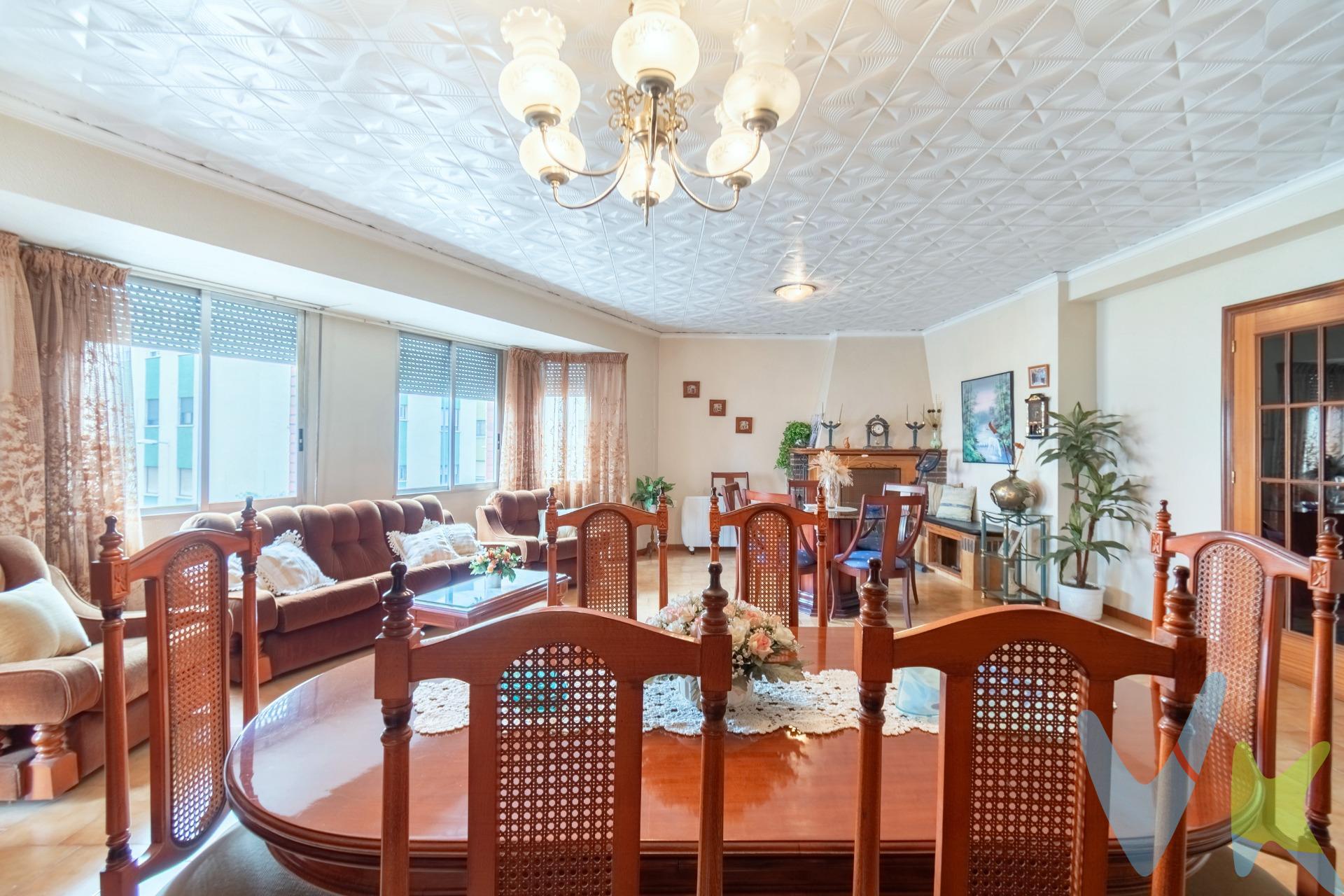 ¡Oportunidad única! Local comercial + espectacular vivienda en venta. Se vende magnífico local comercial en perfecto estado, con una superficie total de 267 m²  incluyendo un altillo que amplía sus posibilidades de uso. Ideal para todo tipo de negocios: guardería, parque infantil, bar restaurante con posibilidad de salida de humos, coworking, showroom, gimnasio, boutique,… ¡lo que te imagines! Instalación eléctrica trifásica. Da rienda suelta a tu creatividad y descubre todo lo que este espacio puede ofrecerte. Además, la venta incluye una primera planta completa con acceso independiente de 130 m². La vivienda destaca por su amplitud y excelente distribución contando con:. 	•	Un espectacular salón de generosas dimensiones con una chimenea para dar calidez en el invierno. 	•	4 grandes dormitorios. 	•	2 baños, uno de ellos con amplio plato de ducha. 	•	Cocina independiente totalmente funcional con un patio interior. 	•	Pequeño patio interior que aporta luminosidad y ventilación natural al interior de la vivienda. 	•	Balcón exterior, donde te cabe perfectamente una mesa y cuatro sillas.         .      Amplia azotea que no sólo brinda un espacio adicional, sino que puedes utilizar para tu barbacoa, piscina, zona chill out.  . Imagina tener tu propio negocio en la planta baja y tu vivienda justo arriba. Versatilidad, comodidad, inversión y calidad de vida, todo en un mismo lugar.  Una combinación perfecta de espacio, versatilidad y comodidad. ¡Haz de ella tu nuevo hogar! . ¿Te visualizas dando tu clase de PILATES o de monitor de CROSSFIT y justo encima tu hogar?. Ahora puedes llevarlo a cabo, además la licencia de actividad sigue en vigor. ¿Qué más se puede pedir?. Y todo ello, por un precio increíble. ¡No dejes pasar esta oportunidad! Contacta ahora antes de que se te adelanten.