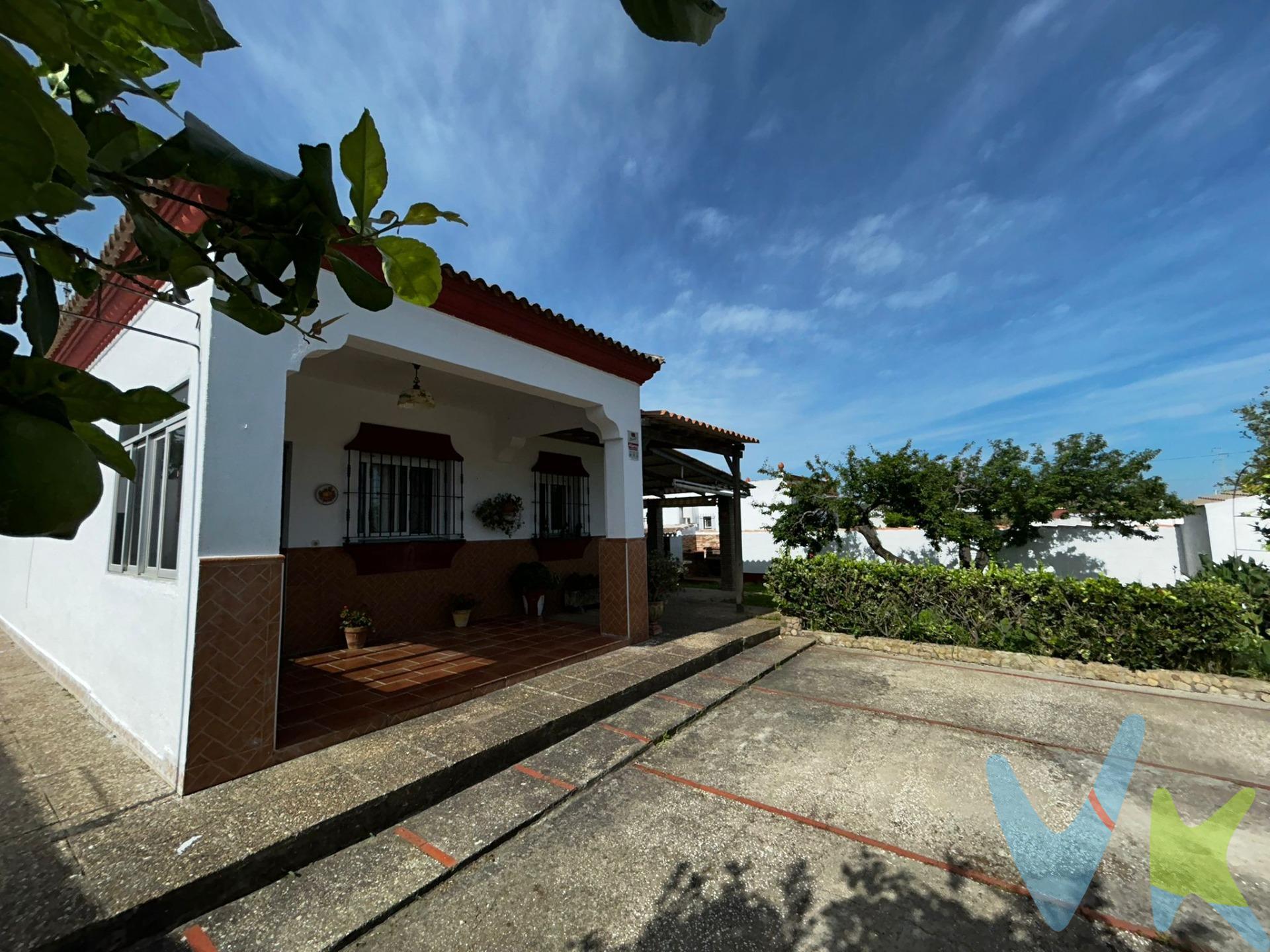 Chalet en Chiclana situado en la zona del Pinar de Los Franceses, a 6 Km del centro de la ciudad, a 13 Km de la playa La Barrosa y a tan sólo 2,5 Km del Centro Comercial Puerta de Chiclana donde podrás encontrar una amplia variedad de tiendas, cafetería, supermercado, gimnasio, taller de coche.., y con fácil acceso a la autovía hacia Cádiz, Jerez ó Conil, este inmueble combina tranquilidad con accesibilidad y su ubicación es ideal para quienes buscan comodidad. La vivienda cuenta con 77 m2 construidos distribuidos en un acogedor porche delantero, 3 amplios dormitorios, destacando el dormitorio principal equipado con armario empotrado para maximizar el espacio disponible, baño completo, salón comedor con chimenea perfecta para los días más fríos de invierno  y cocina equipada independiente con salida al porche lateral con merendero y zona de barbacoa ideal para reuniones familiares o sociales durante todo el año. Todas las ventanas de la vivienda disponen de mosquiteras. En el exterior nos encontramos a la entrada de la parcela con zona de aparcamiento para varios coches, zona ajardinada con árboles frutales, piscina desmontable en uso y ducha exterior. Además de un trastero de 11 m2 construidos con toma de agua y luz. Parcela de 674 m². La vivienda se queda completamente amueblada. Los gastos de notaría, registro, impuestos, honorarios de la agencia y otros gastos inherentes a la compraventa no están incluidos en el precio. A su vez, disponemos del Documento Informativo Abreviado de la vivienda, según decreto 218/2005 de 11 de Octubre.