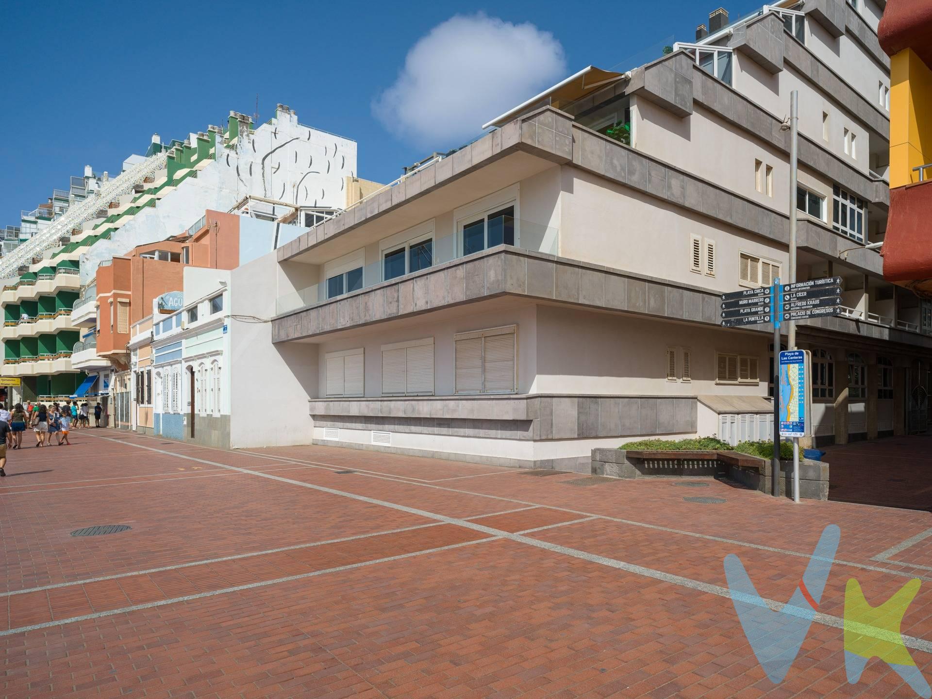 Exclusiva propiedad en primera línea de Playa de Las Canteras.  Vivir en primera línea de Las Canteras es un privilegio…. Despertar cada día con el sonido del mar, disfrutar de atardeceres mágicos y contemplar cómo el sol se funde con el Atlántico desde tu propio balcón es un lujo reservado para unos pocos. Esta propiedad de 150 m², completamente reformada con materiales de alta calidad, ofrece un diseño moderno y vanguardista pensado para quienes valoran la exclusividad, la luz y la belleza de lo extraordinario. Características principales:. Ubicación inigualable: primera línea de una de las mejores playas urbanas de España. Diseño contemporáneo y concepto abierto: cocina y salón integrados en un espacio amplio, con una gran cristalera que conecta con un balcón alargado con vistas infinitas al mar. Dormitorio principal en suite: con amplio vestidor, baño privado y espectaculares vistas al océano. Segundo dormitorio acogedor y funcional, con otro baño independiente. Dos baños completos, modernos y elegantes. Colores neutros y acabados de diseño que potencian la luz natural y transmiten serenidad. Aquí cada detalle está pensado para disfrutar de una vida sofisticada y relajada al mismo tiempo. Una propiedad que invita a soñar y a dejarse llevar por el encanto de su entorno. Ubicada en una de las zonas más demandadas de Las Palmas de Gran Canaria, rodeada de servicios, restaurantes y el vibrante ambiente costero que convierte a Las Canteras en un lugar único.  . Una vivienda de ensueño, perfecta para un público exigente que busca modernidad, confort y, sobre todo, una vista privilegiada que convierte cada día en un espectáculo inolvidable.