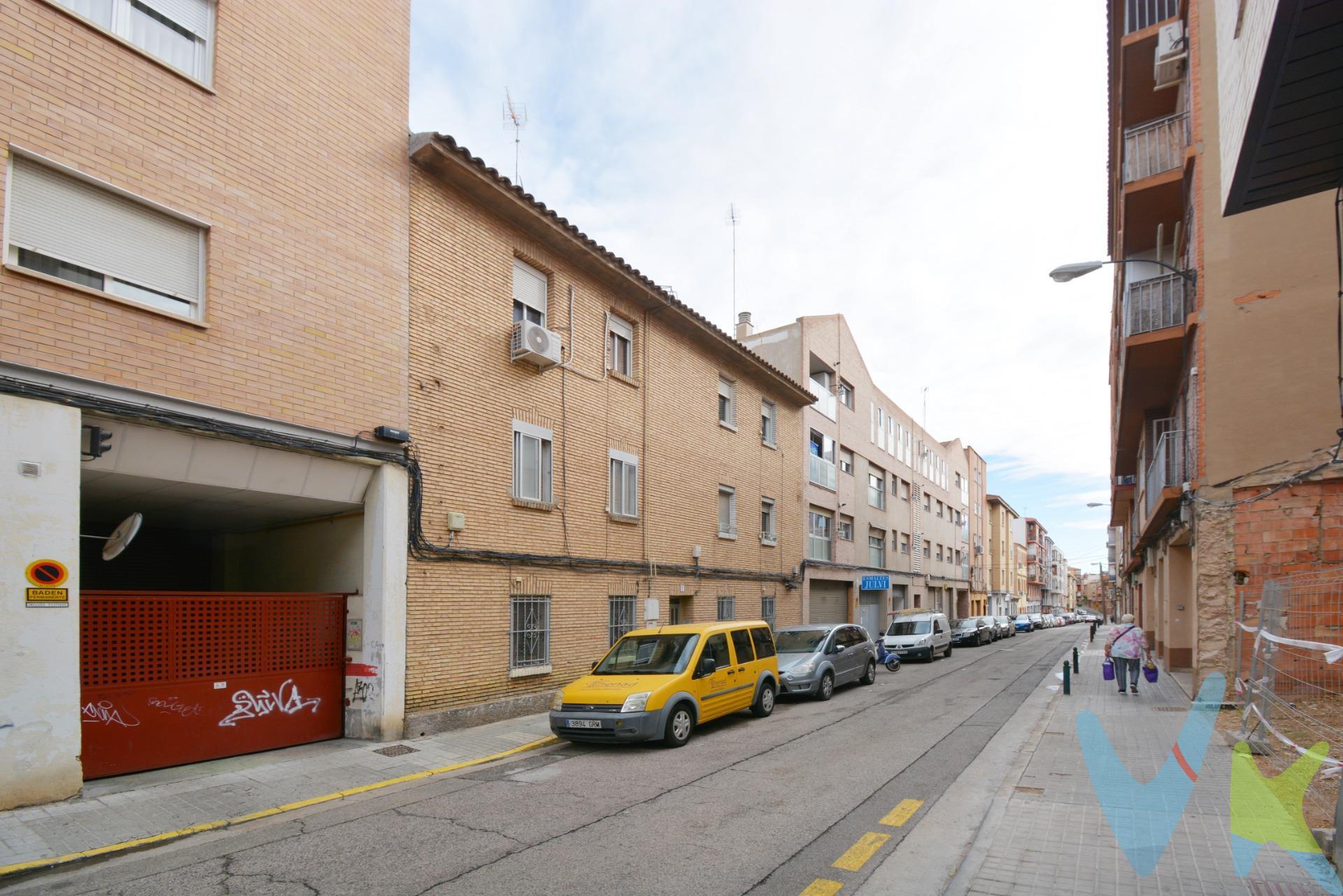 OCASIÓN EN C/ ORENSE - TORRERO. Inmueble exterior de 43 m² útiles. Distribuido en dos dormitorios, salón, cocina independiente y baño. Puertas de madera, suelos laminados y dobles ventanas de aluminio. Balcón interior en cocina. Planta baja sin ascensor. La finca cuenta con toma de gas en el edificio. Agua caliente por termo eléctrico. . Gastos de comunidad muy asequibles. La vivienda se encuentra en buen estado de conservación. . Ubicado en zona tranquila del barrio de Torrero, con todos los servicios y transportes muy cerca, colegios, institutos, supermercados.. No te pierdas nuestro reportaje fotográfico y el tour 360º que hemos preparado para ti. Si necesitas consultar financiación, no dudes en llamarnos. ¡¡¡ ATENCIÓN INVERSORES!!!. BUSCAMOS SOLUCIONES🏡,. ENCONTRAMOS HOGARES💙