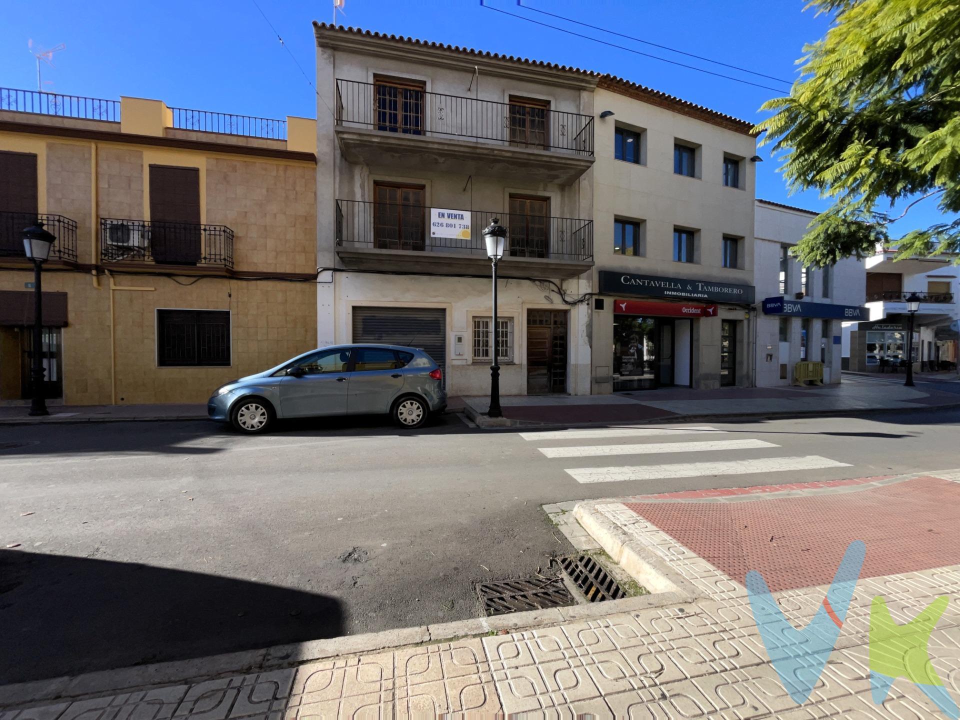 En pleno centro, esta casa adosada te ofrece un lienzo en blanco para crear exactamente lo que necesitas. Actualmente en bruto, puedes transformarla en una vivienda unifamiliar a tu gusto o dividirla en dos pisos independientes, uno por planta, con todas las ventajas de vivir o alquilar en la ciudad. La planta baja permite incluso habilitar un garaje, añadiendo comodidad y valor. Es la opción perfecta para quienes buscan un hogar único, adaptado a su estilo de vida, o para inversores que quieran reformar y aprovechar la alta demanda de alquiler de la zona. Con todos los servicios a mano y excelente comunicación, esta propiedad combina ubicación estratégica, flexibilidad y potencial de rentabilidad. La ubicación es excelente, a poca distancia de la playa y rodeado de todos los servicios básicos que ofrece Oropesa del Mar: supermercados, colegio, centro médico, comercios locales y zonas infantiles. Una inversión que no solo se compra, sino que se transforma en lo que tú decidas: hogar, negocio o ambos. . (*) Gastos, impuestos y honorarios de agencia no incluidos en el precio. 
