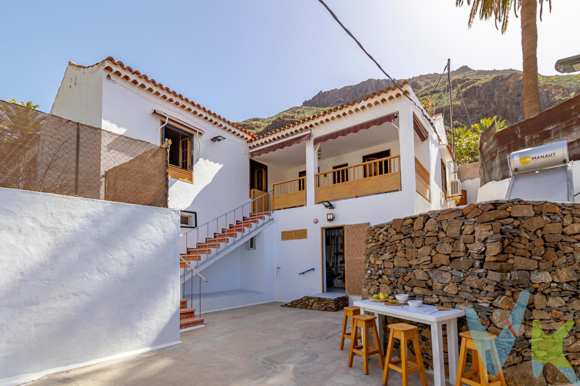 Casa Rural con Apartamento para Invitados en una Propiedad Paradisíaca en Fataga:. ¿Sueñas con tu oasis privado en medio del fascinante mundo montañoso de Gran Canaria? ¿Te cautiva la idea de vivir en unidad con la naturaleza y poseer tu propio pedazo de tierra? Esta propiedad podría ser justo lo que buscas.. La parcela enclavada en un paisaje único, está construida con una casa y un apartamento para invitados separado. A través de una puerta, llegas a la propiedad, donde caminos pavimentados conducen a las dos viviendas. Accedes a la casa principal a través de una escalera exterior que te lleva a través de una terraza hacia el área de vivienda. Aquí, encontrarás una sala de estar abierta y espaciosa con una cocina integrada y zona de comedor. Le siguen 3 dormitorios dobles y un dormitorio individual. Además, hay un baño con ducha. Un patio cubierto se encuentra en la parte trasera de la casa. Destacado: La terraza lounge frente al área de vivienda, con su vista espectacular a tu propiedad y el paisaje natural circundante, con las impresionantes montañas como telón de fondo, es impresionante. Fataga no es conocida sin razón como el "Valle de 1,000 Palmeras". Es el lugar perfecto para relajarte con una copa de vino y disfrutar de la paz.  En la planta baja de la casa principal, se encuentra la sala de máquinas, trastero y un baño con ducha. Existe un edificio de una sola planta justo al lado de la vivienda principal. Aunque se trata originalmente de un almacén, este ha sido habilitado como apartamento que ofrece un dormitorio, una cocina separada y un amplio salón con una habitación adyacente (adecuado, por ejemplo, como oficina, dormitorio adicional, trastero). El área al aire libre es simplemente encantadora. Una acogedora esquina para el desayuno está instalada de manera pintoresca contra un muro de piedra natural, invitándote a quedarte. Una espaciosa veranda rústica se sitúa frente al apartamento para invitados. Un conjunto de asientos con una mesa extensa te hace querer comer al aire libre. La parrilla instalada proporciona momentos sociables con familia y amigos durante una deliciosa barbacoa. Hay mucho por descubrir en esta encantadora propiedad en el campo, prometiendo una vida en armonía con la naturaleza idílica. Muros de piedra natural decorativos, ladrillos rojos y mobiliario rústico exudan un encanto especial y encajan perfectamente con el estilo de vida rural. Extras: Aire acondicionado split, bomba de calor, agua caliente operada por paneles solares, plazas de aparcamiento para 4 vehículos en la propiedad, 2 habitaciones de almacenamiento adicionales. La propiedad se vende amueblada (excluyendo herramientas, dispositivos, lavadora, TV y objetos seleccionados, negociable). ¡Pero eso no es todo! Las plantaciones en tu propio pedazo de tierra harán latir más rápido los corazones. Hay varios árboles y arbustos frutales (incluidos naranjos, limoneros, bananos, 2 tipos de ciruelas, higos, olivos, aguacate, guayabas y moras, nísperos). No deben faltar verduras y hierbas, por ejemplo, berenjenas, pimientos, chile, perejil, cilantro, menta, albahaca, romero, acelga, tomillo, orégano y ruda. La propiedad se encuentra cerca de Fataga, que pertenece al municipio turístico de San Bartolomé de Tirajana. Destinos populares con los turistas como las playas, el mar, las dunas, Meloneras, Maspalomas o Playa del Inglés están a unos treinta minutos en coche. ¡Haz realidad tu sueño! Asegura tu paraíso personal ahora y contáctanos. La oferta está sujeta a errores, cambios de precio, omisiones y/o retirada del mercado sin previo aviso. El precio no incluye impuestos y tasas para la compra: transferencia de propiedad (6,5%), gastos de notaría, registro de la propiedad y manejo de asuntos administrativos. . . . 