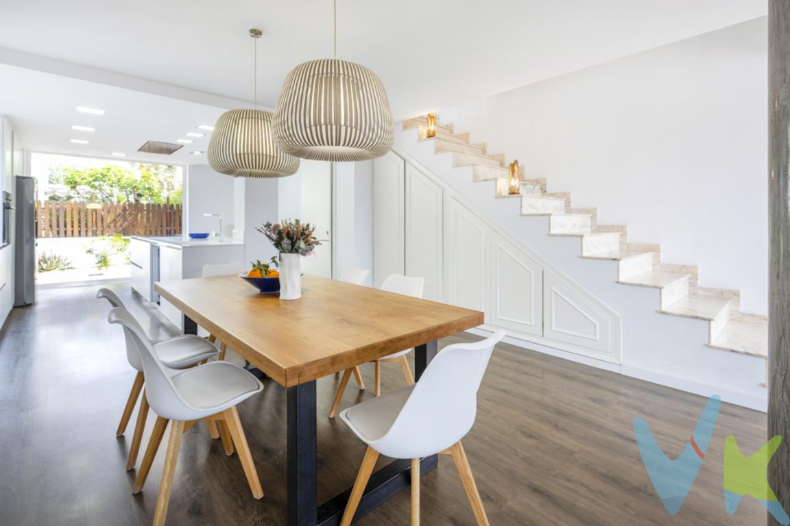 Les presento esta magnifica vivienda pareada en El Puig con impresionantes vistas abiertas a la huerta, un enclave privilegiado donde cada amanecer se convierte en una experiencia única, acompañado del sonido natural de los pájaros y la tranquilidad del entorno.Esta propiedad ha sido completamente reformada con un diseño contemporáneo y materiales de alta gama, pensada para ofrecer confort, estética y funcionalidad en cada uno de sus espacios, destacando por su excelente distribución y su gran capacidad de almacenaje cuidadosamente integrada, los baños están recién reformados con un diseño muy actual, carpintería interior completamente nueva, pintura integral de la vivienda y del exterior. La vivienda dispone de radiadores distribuidos por toda la casa y de aparatos de aire acondicionado frio y calor en todas las estancias, además dispone de una caldera de gas de alta gama de reciente instalación.En la planta principal encontramos un espectacular espacio diáfano que acoge la zona de día, luminosa y acogedora, un amplio salón, un aseo y una cocina abierta al salón, de líneas modernas y totalmente equipada, cuenta con encimera Corian, placa de gran formato y armarios completamente integrados que aportan una estética limpia y ordenada, con acceso directo a un elegante jardín privado con zona de barbacoa, ideal para disfrutar de veladas inolvidables en un ambiente íntimo y sofisticado.En la primera planta tenemos la zona de noche y de relax , donde encontramos tres amplias habitaciones, todas con armarios empotrados, dos de ellas con balcones, donde podrás relajarte leyendo un libro o escuchando tu musica favorita y dos baños completos. En la segunda planta encontramos una magnífica buhardilla de 79 metros cuadrados adicionales a los 115 útiles de la vivienda que ofrece múltiples posibilidades como suite adicional, gimnasio privado o exclusiva zona de ocio, además cuenta con un exclusivo jacuzzi con vistas al cielo , un espacio concebido para el relax y el bienestar en la intimidad del hogar.La vivienda se completa con garaje privado con acceso motorizado, aportando comodidad y privacidad.Ubicada en una zona perfectamente comunicada, con transporte público cercano, estación de Cercanías a escasos cinco minutos andando y próxima a reconocidos colegios internacionales como Santa María, Caxton College y Escuela Internacional Waldorf Valencia, supermercados.Una propiedad única, lista para entrar a vivir, donde diseño, calidad y entorno se combinan para ofrecer un estilo de vida excepcional.Agencia Registrada con el Nº 89 en el Registro Obligatorio de Agentes Inmobiliarios de la Comunitat Valenciana. Puede consultar en la web de la GVA:https://habitatge.gva.es/es/registres-en-materia-habitatgeLa oferta está sujeta a cambios de precio o retirada del mercado sin previo aviso. Este anuncio en su conjunto, incluyendo textos, fotos, imágenes o cualquier otro contenido de este, no es vinculante dado que la información es ofrecida por terceros y puede contener errores. Se muestra a título informativo y no contractual.Gastos de la compraventa a cargo de la parte compradora no incluidos en el precio del inmueble a tener en cuenta:.- ITP con carácter general en Valencia es del 10%, pudiendo corresponderle otro tipo impositivo atendiendo a sus circunstancias personales (por edad, renta o situación familiar primera vivienda habitual, etc ) previstas legalmente.*Base imponible del impuesto el mayor valor entre el precio de compraventa, la tasación o el valor de referencia catastral..- Gastos de notaría y registro, en su caso, suelen oscilar aprox; entre 1,5% y 2,5% (aranceles variables según valor de compraventa, n.º de copias, etc )..- Si tramita la inscripción una gestoría, deberá abonar sus honorarios más iva ( en este caso suele oscilar entre los 250 y los 400 + iva)..- Honorarios de mediación inmobiliaria a cargo del comprador del 3% del precio final de venta más IVA (21%), salvo otro pacto.Por mandato expreso del propietario, comercializamos este inmueble en exclusiva, lo que le garantiza el acceso a toda la información, a un servicio de calidad, un trato fácil, sencillo y sin interferencias de terceros. Por este motivo, se ruega no molestar al propietario, a los ocupantes de la propiedad o a los vecinos. Muchas gracias por su comprensión. Si usted es agente inmobiliario y tiene un cliente para este inmueble, llámenos: estaremos encantados de colaborar.Se informa al consumidor que la agencia actúa como intermediaria inmobiliaria en la operación, estando cualquier eventual compraventa y sus condiciones sujeta a la aceptación expresa del propietario-vendedor y a la posterior formalización del correspondiente contrato.     