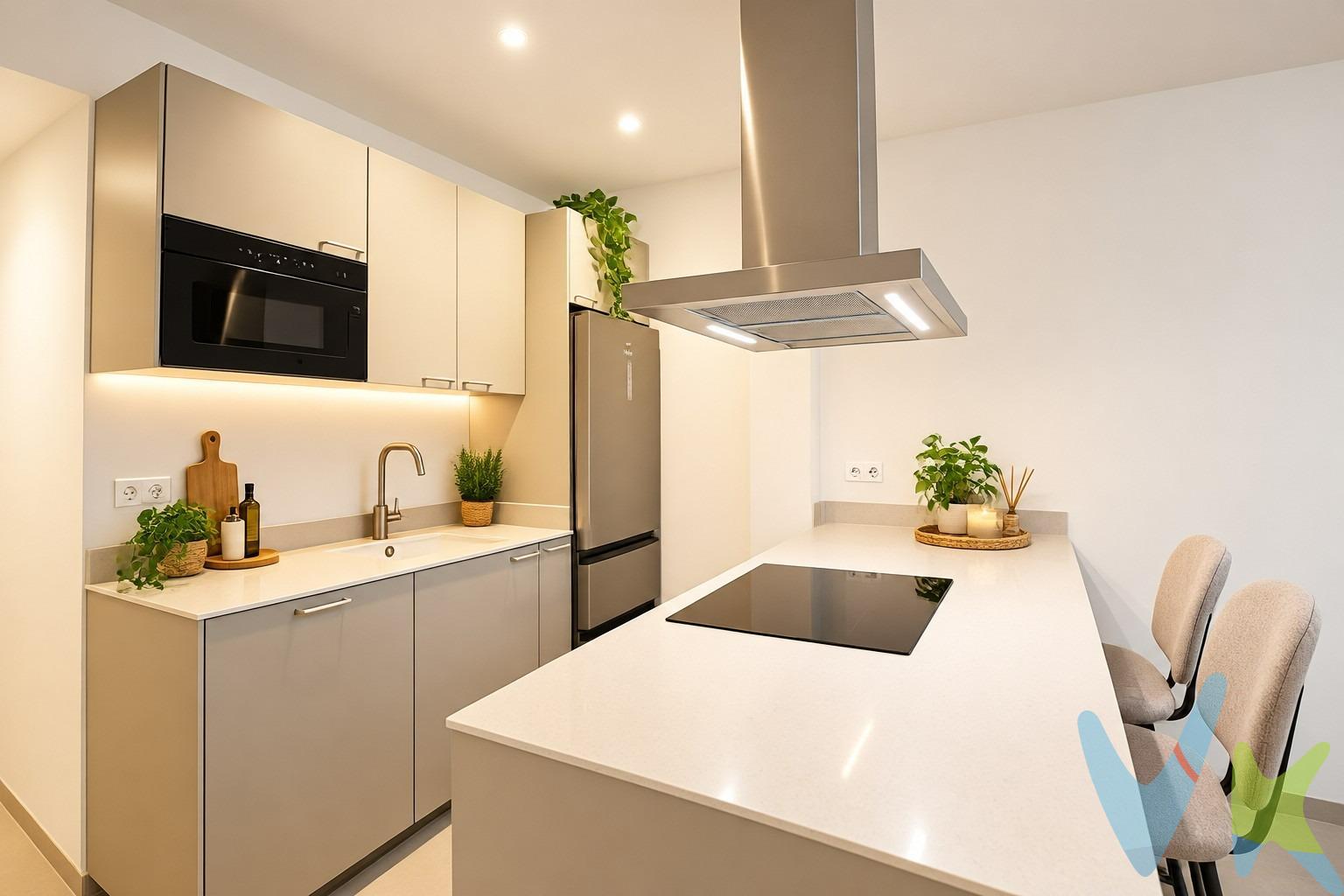 Descubre esta acogedora planta baja totalmente reformada y lista para entrar a vivir, situada junto a Blasco Ibáñez, en una zona consolidada y muy demandada de Alaquàs. La vivienda ha sido renovada con un estilo actual y funcional, cuidando cada detalle para crear un hogar cómodo y agradable. Dispone de un amplio dormitorio, baño completo, cocina totalmente equipada y un confortable salón, con una distribución práctica que aprovecha muy bien cada espacio. Entre sus calidades destacan las ventanas de Climalit, que favorecen un buen aislamiento térmico y acústico, además de unos acabados modernos fruto de su reforma integral. Su ubicación es otro de sus grandes atractivos. Se encuentra rodeada de comercios, supermercados, transporte público y todo tipo de servicios, ofreciendo la comodidad de tener todo lo necesario a pocos pasos. Una excelente oportunidad tanto para quienes buscan su primera vivienda como para quienes desean adquirir un inmueble reformado y bien ubicado. Un hogar con encanto, completamente renovado y preparado para empezar una nueva etapa. Ven a conocerlo. INFORMACIÓN LEGAL AL CONSUMIDOR:. El precio indicado no incluye impuestos ni gastos derivados de la compraventa. Gastos a cargo del comprador:. • Impuesto de Transmisiones Patrimoniales (ITP): En segundas transmisiones, el tipo general vigente en la Comunitat Valenciana es del 10% sobre la base imponible, que será el mayor valor entre el precio de compraventa, el valor declarado o el valor de referencia catastral, pudiendo aplicarse tipos reducidos según las circunstancias del comprador. • Honorarios de intermediación inmobiliaria: 4% del precio final de venta con un mínimo de 4000€ + IVA (21%), a cargo del comprador. No incluidos en el precio de venta. • Notaría y Registro de la Propiedad: Los aranceles son oficiales y variables en función del precio y características de la operación. A título orientativo, entre 600 € y 1.000 €. Los gastos se distribuirán conforme a la normativa vigente, salvo pacto en contrario. Las condiciones pueden variar en función de las circunstancias personales y del régimen fiscal aplicable. Otros gastos:. • Gastos de financiación: Tasación, comisiones y condiciones bancarias según la entidad elegida por el comprador. • Gestoría: Servicio opcional, con costes variables en función del proveedor. • Podrán existir otros gastos inherentes a la formalización de la compraventa que correspondan al comprador según normativa vigente. El vendedor asumirá los gastos que legalmente le correspondan, salvo pacto en contrario. El inmueble no se encuentra sujeto, a fecha de publicación, a limitaciones de precio derivadas de normativa de zonas de mercado residencial tensionado. Se facilitará al cliente información detallada y personalizada de todos los costes asociados a la operación, así como la documentación relativa al inmueble, disponible en la sede física de la agencia - Av. Blasco Ibáñez 5 Bajo, 46970, Alaquàs (Valencia) y/o en el medio electrónico habilitado – www.inmueblesvalencianos.net. La agencia actúa exclusivamente como intermediaria en la operación. Cualquier compraventa queda sujeta a la aceptación expresa del vendedor y a la formalización del correspondiente contrato. El presente anuncio tiene carácter meramente informativo y no contractual, pudiendo estar sujeto a errores, cambios o actualizaciones.  . La venta de esta vivienda se gestiona mediante contrato de EXCLUSIVA COMPARTIDA por lo que se trabaja con cerca de 400 Inmobiliarias. 