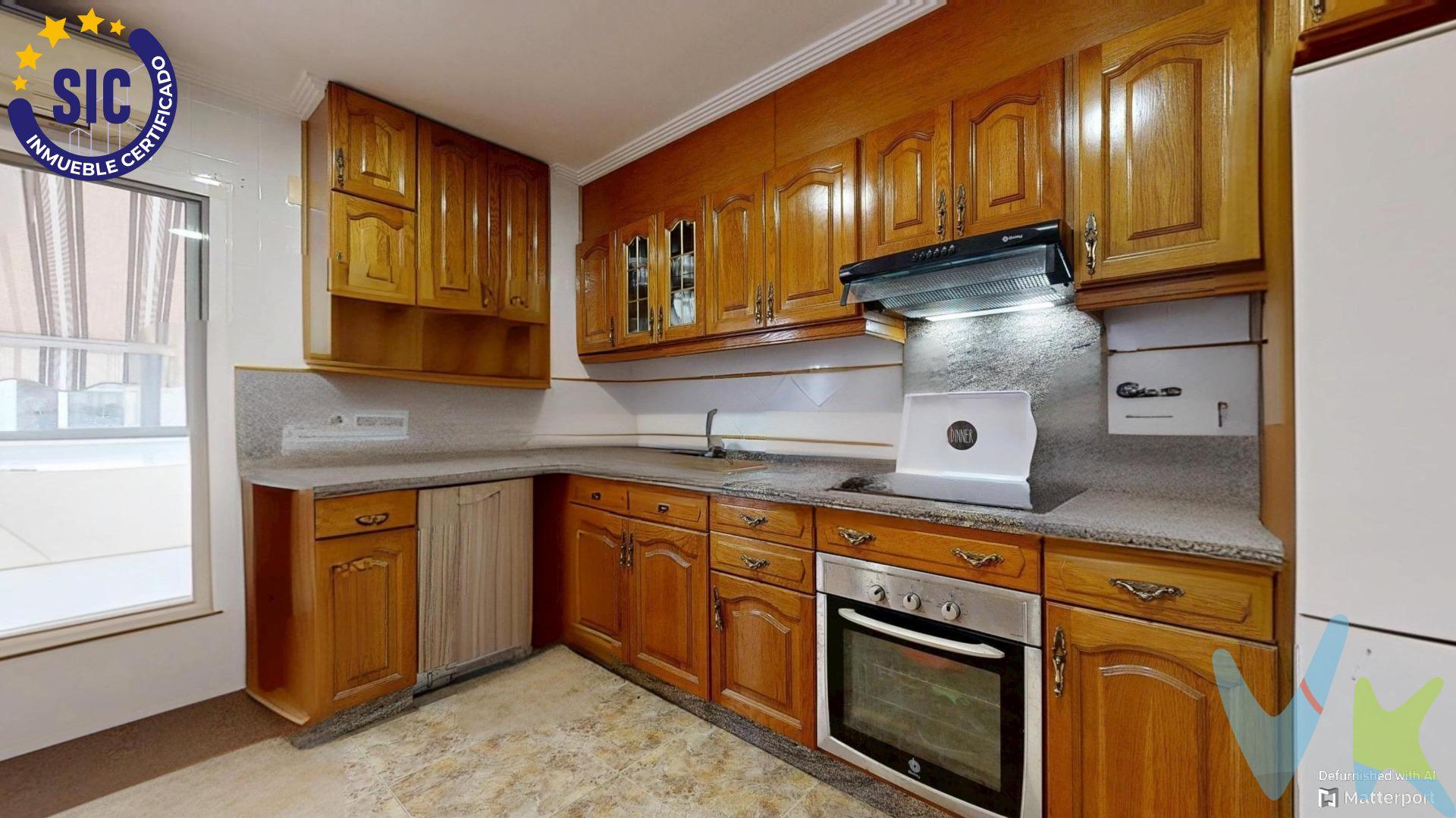 ¡Oportunidad única en el centro de Paterna! Amplio piso de 4 habitaciones, 2 terrazas y excelente ubicación en el centro de la población. Piso ubicado en entresuelo. Se vende estupendo piso en pleno corazón de Paterna, en una de las zonas más demandadas por su excelente calidad de vida, servicios y comunicaciones. La vivienda destaca por su amplitud, luminosidad y distribución funcional, ideal tanto para familias numerosas como para quienes buscan espacio y confort. El piso cuenta con 4 habitaciones, dos de ellas muy amplias, perfectas como dormitorios, despacho o sala de ocio. Todas ellas cuentan con buena ventilación y luz natural durante todo el día. Dispone de 2 baños completos, uno de ellos con plato de ducha y el otro con bañera, materiales de calidad y un diseño moderno y funcional. Una cocina independiente, de buen tamaño, con zona para comer y salida a una de las terrazas. Salón comedor amplio y acogedor, lo que aporta aún más luminosidad y amplitud. Uno de los mayores atractivos de esta vivienda son sus dos terrazas interiores, ofreciendo un amplio espacio a la vivienda. Aunque sea un entresuelo la finca dispone de ascensor, el piso está rodeado de todos los servicios: supermercados, colegios, centros médicos, transporte público (metro y autobuses) y zonas verdes. Una vivienda con muchas posibilidades en una ubicación privilegiada. 📞 ¡No dejes pasar esta oportunidad! Contáctanos para más información o para concertar una visita. Nota importante: El mobiliario de la vivienda que aparece en las fotos no esta incluido en el precio. En el precio del inmueble no están incluidos los gastos de compraventa ni los honorarios de la agencia. 