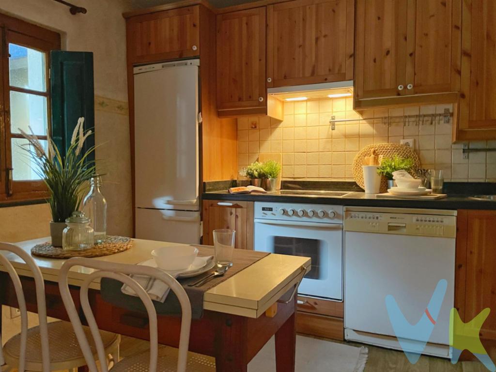 Una casa con encanto y una gran finca en Raíz de Abajo, Siero

¿Te imaginas despertarte cada día rodeado de verde, con espacio para respirar y disfrutar de la naturaleza sin renunciar a la comodidad de estar cerca de todo?
Pues esta casa en Raíz de Abajo (Siero) puede ser justo lo que buscas.

La propiedad cuenta con dos plantas independientes, cada una de unos 50 m², lo que te permite tener tu vivienda principal y otra para invitados, para alquilar, para la familia o incluso para un proyecto de turismo rural. La finca, de 1.900 m², es un auténtico tesoro: un espacio amplio y soleado donde puedes cultivar tu propio huerto, plantar frutales, crear una zona de juegos para los peques o simplemente disfrutar del aire puro en tu rincón privado de naturaleza.

Y lo mejor de todo es su ubicación. Estás en el concejo de Siero, en pleno corazón de Asturias, con la tranquilidad de un pueblo como Raíz de Abajo, pero a un paso de Oviedo, Gijón y Pola de Siero. Una situación estratégica que te ofrece la calma de lo rural sin renunciar a la comodidad de tener todos los servicios y excelentes comunicaciones cerca.

En esta casa podrás comenzar una vida más tranquila y auténtica, con espacio al aire libre y libertad para hacer realidad tus proyectos, sin perder la conexión con la ciudad. Es perfecta como residencia habitual, como segunda vivienda o como inversión.

🌿 Ven a verla, porque cuando la conozcas, te vas a enamorar.

📞 Contáctanos y te contamos más detalles.

El precio de la propiedad no incluye los gastos de impuesto de transmisiones patrimoniales, notariales ni de registro

Certificado energético en trámite
