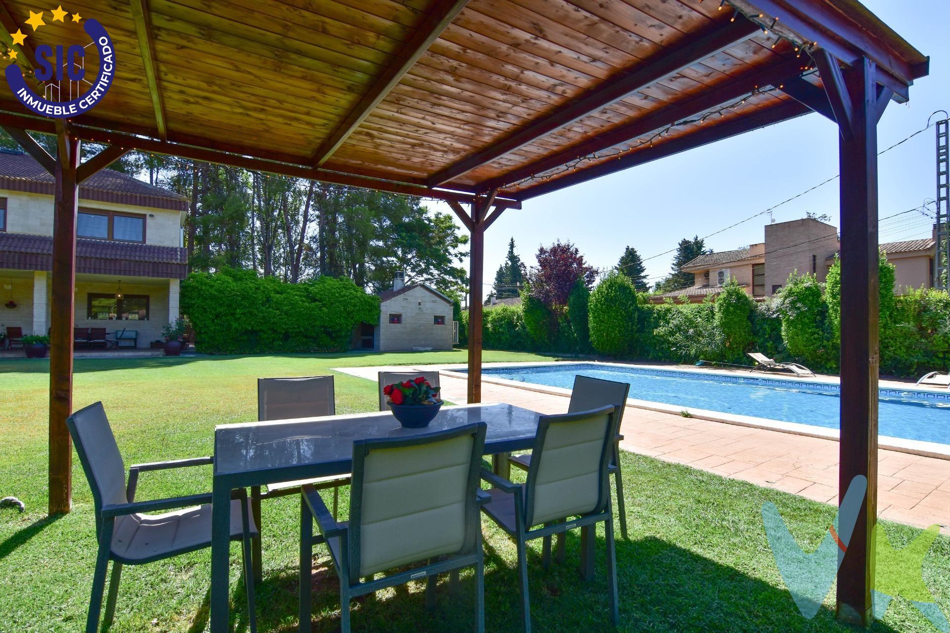 Exclusiva oportunidad de adquirir un impresionante chalet independiente en la prestigiosa urbanización Aguasol, una de las zonas residenciales de mayor nivel en Albacete. Rodeado de naturaleza, privacidad y servicios premium, este hogar ofrece un estilo de vida inigualable. Ubicado en una parcela de 2.149 m², el chalet cuenta con 296 m² construidos, distribuidos con un diseño funcional y elegante. La vivienda dispone de 6 amplias habitaciones, todas con grandes ventanales que ofrecen vistas al jardín y abundante luz natural. Además, incluye una espaciosa buhardilla de 75 m², ideal como sala de ocio, estudio o habitación adicional. La casa está equipada con instalaciones domotizadas y un sistema de aerotermia para calefacción y refrigeración, garantizando eficiencia energética y confort durante todo el año. En el exterior, la propiedad ofrece un entorno espectacular:. Piscina privada,. Jardín consolidado con pinos y chopos,. Porche de 74 m²,. Zona de paellero con horno moruno tradicional,. Área de juegos infantiles,. Espacios ideales para el disfrute familiar y social. Urbanización Aguasol – Servicios Exclusivos. Vivir en Aguasol significa disfrutar de tranquilidad y seguridad en un entorno de alto nivel. La urbanización cuenta con:. Servicio de conserjería 24 horas,. Sistema de videovigilancia con cámaras en todo el recinto,. Dos campos de fútbol (uno de césped natural y otro de cemento),. Canchas de baloncesto,. Gran piscina comunitaria con zona arbolada de sombra,. Capilla privada,. Calles amplias y cuidadas, con un entorno natural único a pocos minutos del centro de Albacete. Una propiedad única para quienes buscan tranquilidad, espacio, naturaleza y todas las comodidades modernas en una de las mejores zonas residenciales de la provincia. 📞 Contáctanos para más información o para concertar una visita privada. Esta oportunidad no estará disponible por mucho tiempo. Nota: Agencia Registrada con el Nº 1395 en el Registro Obligatorio de Agentes Inmobiliarios de la Comunitat Valenciana, consultable en la web de la Generalitat Valenciana. La oferta está sujeta a cambios de precio o retirada del mercado sin previo aviso. La información contenida en el presente anuncio se facilita a título meramente informativo y no contractual, los datos, descripciones, superficies, imágenes y cualquier otro contenido del mismo pueden estar sujetos a errores u omisiones al ser facilitados por terceros. El precio de venta publicado no incluye los honorarios de intermediación inmobiliaria, ni los impuestos legalmente aplicables (IVA o ITP), ni los gastos derivados de la compraventa, tales como notaría, registro y gestoría, ni aquellos derivados de la financiación, en caso de existir. Por mandato expreso del propietario, este inmueble se comercializa en régimen de exclusiva, garantizando al interesado un acceso completo a la información y una gestión profesional, transparente y sin interferencias de terceros. Se ruega no molestar al propietario, a los ocupantes del inmueble ni a los vecinos. Agentes inmobiliarios con cliente interesado pueden contactar con la agencia para colaborar. Nuestro departamento financiero puede conseguir tu financiación. ¡Consúltanos!