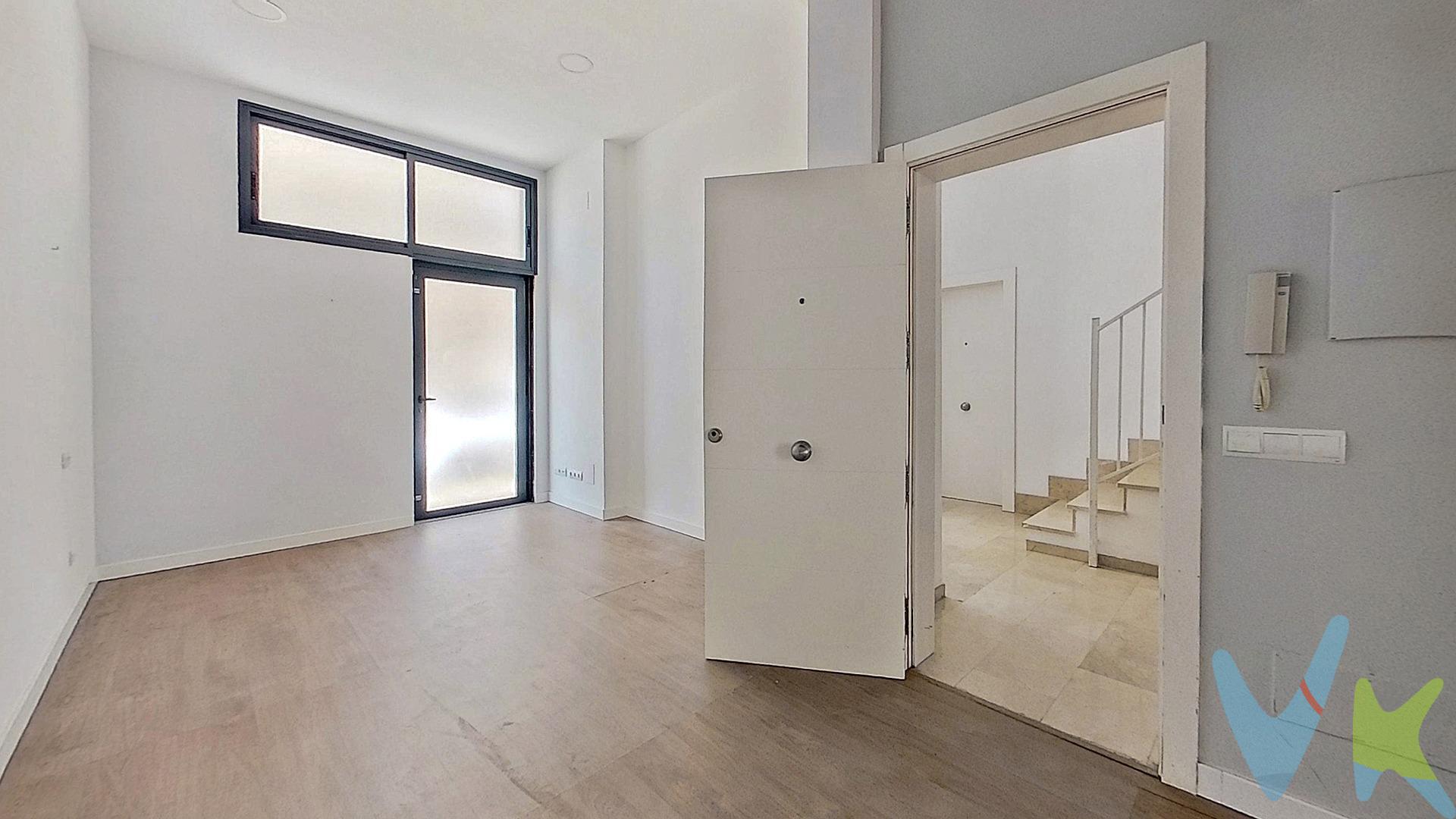 Te presentamos este local comercial, a pie de calle, en la calle Santiago Rusiñol, zona muy  tranquila del centro urbano de Inca situada a apenas cinco minutos caminando de la estación de tren y muy próxima al centro comercial. Ubicado en un edificio construido en 2010 , de 3 alturas y tan solo 6 vecinos ( 4 viviendas + 2 locales).  Con 67 metros cuadrados construidos (57 m² útiles) y estado a reformar, ofrece la posibilidad de proyectar el espacio desde cero según la actividad prevista. Se presenta diáfano, con separación para aseo, pendiente de reforma. Cuenta con instalación de electricidad y agua, así como salida de humos, un extra poco habitual que abre la puerta a proyectos de hostelería, cafetería o cualquier actividad que requiera ventilación específica. . Se accede bien por la puerta de entrada de la calle  Santiago Rusiñol como desde el interior del zaguán del edificio . Además dispone de salida trasera a un pequeño patio propio, lo que aporta ventilación cruzada y flexibilidad de uso. No dispone de aire acondicionado ni calefacción. . - El comprador debe tramitar la licencia de actividad según el uso final. - Certificación energética C. - Dispone de preinstalación de aire acondicionado y calefacción. - Gastos de comunidad reducidos: 25 €/mes. Una ubicación estratégica: entorno residencial tranquilo, conexión directa por tren con Palma y el resto de la isla, y proximidad al principal foco comercial de Inca. Especialmente adecuado para el profesional que actualmente paga un alquiler y quiere dar el paso de adquirir su propio local para desarrollar su actividad con su cartera de clientes ya consolidada; abogado, gestor, arquitecto, fisioterapeuta, estética, consultoría o cualquier servicio profesional que valore un espacio propio, funcional y con proyección de futuro. . No dudes en contactar con nosotros para coordinar una visita. El precio de venta indicado no incluye el Impuesto de Transmisiones Patrimoniales (ITP), que será orientativamente del 8 %, ni los gastos notariales y registrales, estimados orientativamente en un 2 % del valor de la compraventa, los cuales deberán ser abonados por la parte compradora al firmar la correspondiente escritura pública. El importe de los impuestos se calcula sobre el precio final que conste en la escritura pública y puede variar en función de la normativa aplicable, así como de las subvenciones, ayudas, edad y demás circunstancias personales del contribuyente. Los honorarios de la agencia inmobiliaria serán asumidos íntegramente por la parte vendedora, no suponiendo coste alguno para la parte compradora. Inmobiliaria Inscrita en el Registre Oficial de Agents Immobiliaris de les Illes Balears con el NÚMERO REGISTRO: GOIBE747077/2024. . . 