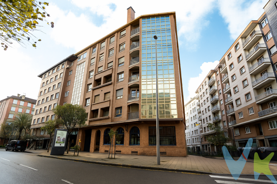 Exclusiva propiedad en la Avenida del Llano de GijónOs presentamos esta vivienda ubicada en la Avenida del Llano Nº 20, uno de los tramos más cotizados de la ciudad ya que une el Centro Comercial Los Fresnos con el Paseo de Begoña. Un lugar donde rara vez aparece una propiedad disponible y cuya demanda se mantiene constante gracias a su amplitud, su entorno cuidado y su cercanía inmediata al centro de la ciudad.El edificio destaca por sus buenas calidades constructivas, ofreciendo un nivel de confort que se percibe desde el primer momento. La vivienda cuenta con aproximadamente 85 m² útiles, distribuidos de forma equilibrada en tres habitaciones, dos baños, una cómoda plaza de garaje y un trastero, elementos especialmente apreciados en la zona en la que se encuentra ubicada.Las estancias reciben gran luz gracias a que la vivienda se asoma a una avenida amplia, con una medianera ajardinada que aporta una perspectiva despejada y poco habitual en este entorno urbano. Esta franja verde no solo embellece la vista, sino que crea una agradable sensación de amplitud y orden a lo largo del recorrido que conecta directamente con el Paseo de Begoña.La ubicación, extremadamente escasa en oferta, convierte este inmueble en una propuesta difícil de igualar: un piso cómodo, bien diseñado y situado en una de las áreas mejor valoradas de Gijón, donde la calidad del entorno y la proximidad a todo lo necesario se integran de forma natural.No lo dudes más y llámanos, estaremos encantados de acompañarte a conocer tu futuro hogar.Informamos a nuestros clientes compradores que en el precio de venta no se incluyen los siguientes conceptos: honorarios de la agencia al comprador, ni el impuesto de transmisiones patrimoniales ni otros gastos de la compraventa (registro de la propiedad, notaría, etc)