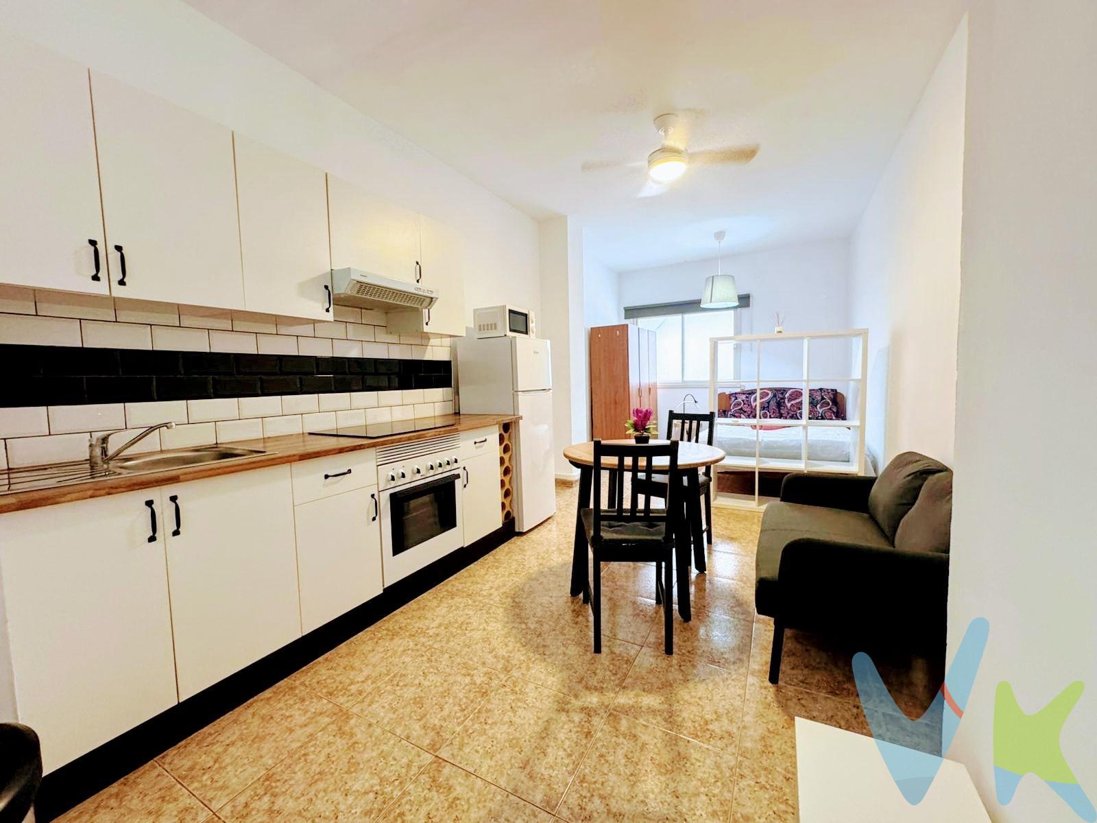 . Se vende estudio interior reformado, ubicado en la calle Pérez Muñoz, en el popular barrio de La Isleta, Las Palmas de Gran Canaria. Esta propiedad es una excelente oportunidad tanto para vivir como para invertir, ya que se encuentra lista para entrar a vivir y en una zona con alta demanda de alquiler. El estudio ha sido renovado recientemente, con un diseño funcional y moderno que aprovecha al máximo el espacio. Dispone de una cocina equipada, baño completo con plato de ducha y una distribución pensada para ofrecer comodidad en el día a día. Aunque es interior, ideal para quienes buscan  en pleno corazón de la ciudad. Su ubicación es uno de sus principales atractivos: a pocos minutos caminando de la playa de Las Canteras, cerca de supermercados, estación de guaguas, comercios, restaurantes y todos los servicios necesarios. Está perfectamente comunicado y rodeado de todos los recursos para disfrutar de una vida cómoda sin necesidad de coche. Una opción perfecta como primera vivienda, como apartamento de uso personal en la ciudad o como inversión rentable en una de las zonas con más proyección de Las Palmas. . *Visita a la propiedad*: Todos los interesados ​​deben presentar un documento de identidad válido, como el DNI, el NIE o el pasaporte, antes de la visita. Además, deben firmar un formulario de visita al entrar en la propiedad. INFORMACIÓN ADICIONAL:. - El uso de la propiedad está sujeto a la legislación aplicable. - El precio de venta no incluye impuestos ni gastos adicionales de compraventa, como el Impuesto de Transmisiones Patrimoniales (6,5% o 1% para la primera transmisión, más el IGIC correspondiente en este último caso), los gastos de registro de la propiedad, los gastos de notaría y los honorarios de corretaje. - La información de la propiedad puede contener errores y cambios involuntarios.