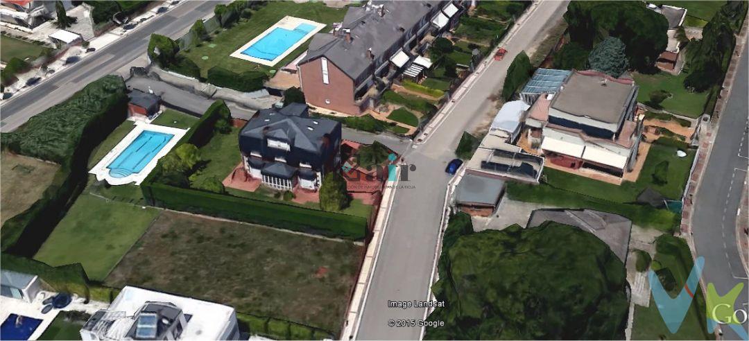 ÚNICA PARCELA DE ESTAS CARACTERISTICAS EN LA ZONA. Parcela de 900 m² en zona Avenida de Madrid con una edificabilidad de 325 m².No computan ni semi-sótano ni bajo-cubierta. Rodeado de chalets individuales de las mismas características. Junto a Urbanización Las Acedas. Todo tipo de suministros como gas, electricidad y agua en la parcela.https://bit.ly/Solozabal_Parcela_Cañalejos