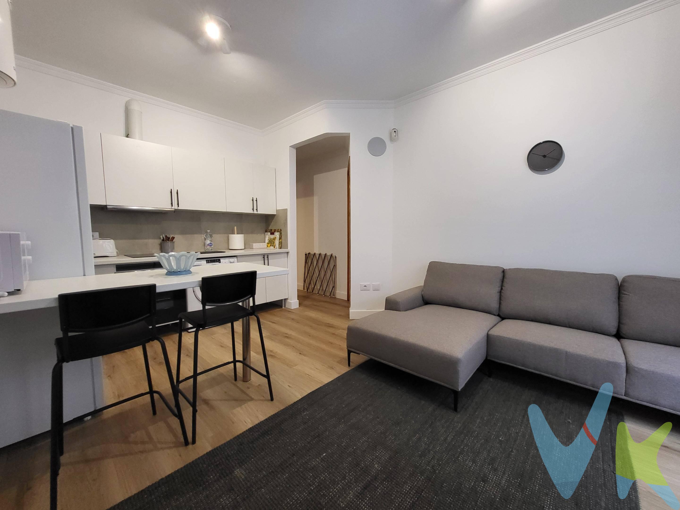 ¡A la venta este estupendo piso reformado de 40,44 m² en el barrio de Arenales!. ¡MUY INTERESANTE COMO VIVIENDA HABITUAL Y TAMBIÉN PARA INVERSORES! ¡APTO PARA MATERIALIZACIÓN DE RIC COMO INVERSIÓN CON DESTINO AL ALQUILER DE RESIDENCIA HABITUAL!. La vivienda está totalmente reformada y equipada, es exterior y está distribuida en un amplio dormitorio, salón-cocina con electrodomésticos y un espacioso baño con plato de ducha. . Ubicado en el barrio de Arenales, en una de las zonas más codiciadas de Las Palmas de Gran Canaria, este piso se encuentra a pocos pasos de las calles Tomás Morales, Juan XXIII y a pocos minutos de del Obelisco y la Plaza de la Feria. Además está a tan solo 3 minutos en vehículo de la calle Triana y 5 minutos de la Avenida Mesa y López. Existe posibilidad de encontrar plazas de garaje en venta y alquiler a pocos metros. Además cuenta con todos los servicios necesarios a su alcance como supermercados, tiendas, restaurantes, colegios, parques, espacios deportivos, centros de salud, farmacias, paradas de guagua, parkings y mucho más. Esta propiedad representa una inversión segura para quienes quieran obtener una gran rentabilidad como para tener una estupenda vivienda en una de las áreas más exclusivas de la ciudad de Las Palmas de Gran Canaria. ¡No pierda la oportunidad de visitar la propiedad!. Información adicional: el precio de venta no incluye gastos de notaría, registro e impuestos asociados. Los datos proporcionados son orientativos y podrían estar sujetos a errores u omisiones involuntarias.
