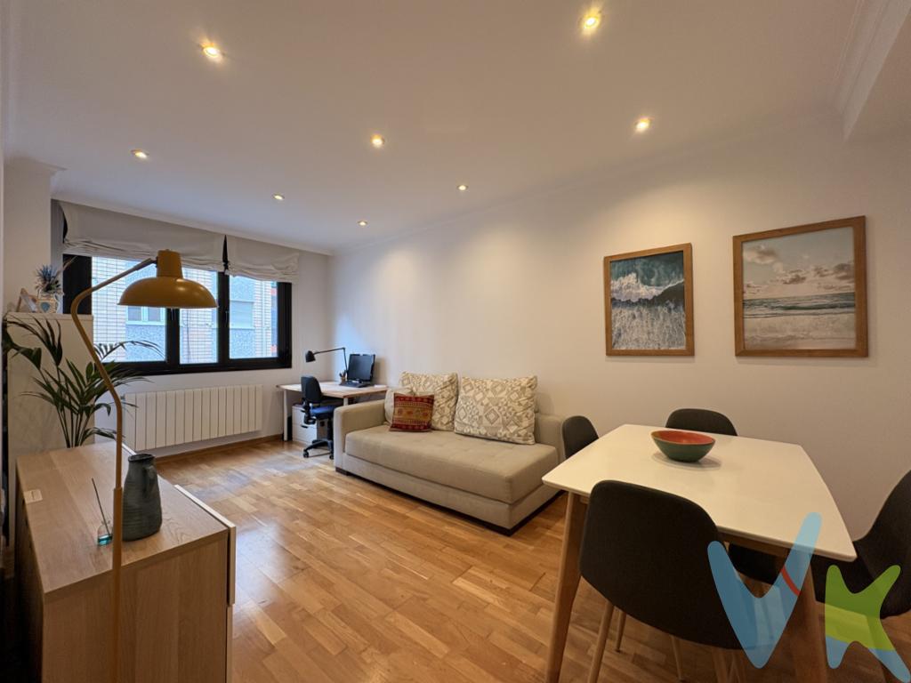 ¿Quieres olvidarte del coche y tener todo a un paso? Este apartamento totalmente exterior combina la comodidad urbana con una distribución impecable en una de las zonas más codiciadas de Gijón.Ubicación Privilegiada (Calle Cabrales)Junto al Colegio de los Jesuitas: Entorno consolidado, seguro y rodeado de todos los servicios (supermercados, sidrerías, transporte público y comercios).A un paso del Centro y de la Playa de San Lorenzo: Camina hasta la playa, el Parque de Begoña o las mejores zonas comerciales y de ocio en escasos minutos.Distribución Práctica y FuncionalDormitorio Amplio: Diseñado para garantizar un descanso óptimo.Salón Acogedor: Un ambiente cálido y confortable para relajarte.Vivienda 100% Exterior: Espacios bañados por la luz natural durante todo el día.Baño Completo: En excelente estado para el uso diario.Cocina Independiente: Práctica, funcional y bien aprovechada.Incluye TrasteroEspacio Extra de Almacenamiento: Un práctico trastero fundamental para mantener la casa siempre en orden.Ideal como Primera Vivienda, Segunda Residencia o Inversión. Por su ubicación estratégica y alta demanda de alquiler en la zona, es una oportunidad con rentabilidad garantizada.¿Quieres venir a verlo? Contáctanos hoy mismo y coordina tu visita sin compromiso.Gastos e impuestos no incluidos en el precio. En segundas transmisiones, el comprador abona el ITP (porcentajes en Asturias: https://sede.tributasenasturias.es/sites/sede/default/es_ES/Que-quieres-hacer/Transmisiones-Patrimoniales-y-AJD), calculado sobre el mayor valor entre precio, tasación o valor de referencia catastral. Notaría y registro según aranceles variables; el comprador elige notario. El vendedor asume la plusvalía municipal; el resto de gastos (incluida hipoteca: tasación, costes bancarios, gestoría y formalización) son del comprador.Honorarios: intermediación a cargo del vendedor; mediación a cargo del comprador del 2% + IVA, mínimo 2.000  + IVA.El consumidor puede solicitar información y documentación adicional en la sede física o por correo electrónico de la Agencia (contacto en la web). La agencia actúa solo como intermediaria; toda compraventa queda sujeta a la aceptación expresa del vendedor y a la formalización del contrato. Anuncio meramente informativo: los datos corresponden a la fecha de publicación y pueden variar por actualizaciones legales, contractuales o fiscales.