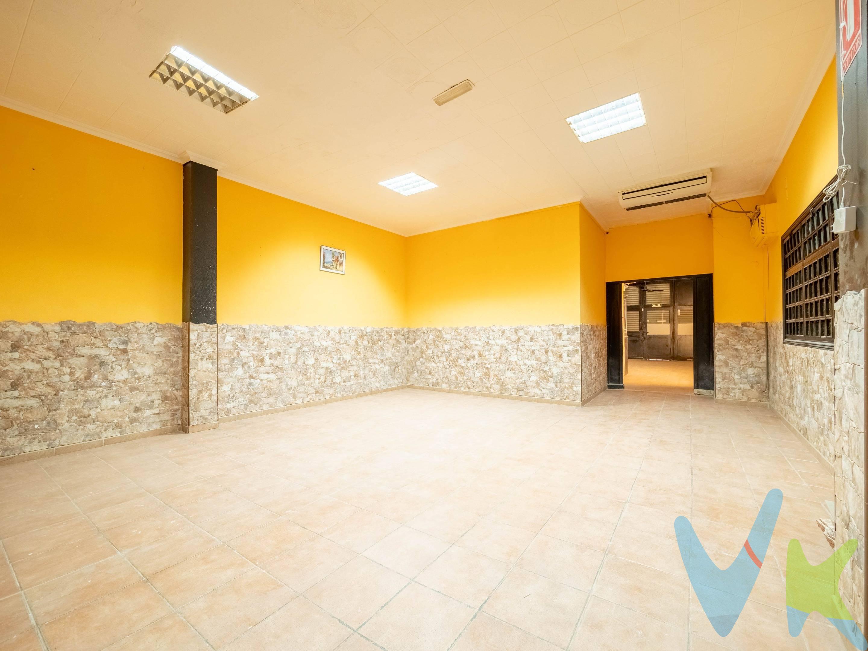 . Se pone EN VENTA el emblemático local que antiguamente ocupaba la CASA CANTABRIA, en pleno corazón de Las Palmas de Gran Canaria. Este amplio espacio se encuentra en una ubicación privilegiada, con gran afluencia de público y excelente conexión con los principales puntos de la ciudad.  . El local destaca por su distribución diáfana, ofreciendo múltiples posibilidades para adaptarlo a diversos tipos de negocio. Su amplitud, visibilidad y accesibilidad lo convierten en una opción ideal para inversores que buscan rentabilidad y proyección en una zona con alta demanda comercial.  . Si buscas un local con historia, ubicación inmejorable y un gran potencial, esta es tu oportunidad. Contáctanos para más información y agenda tu visita.