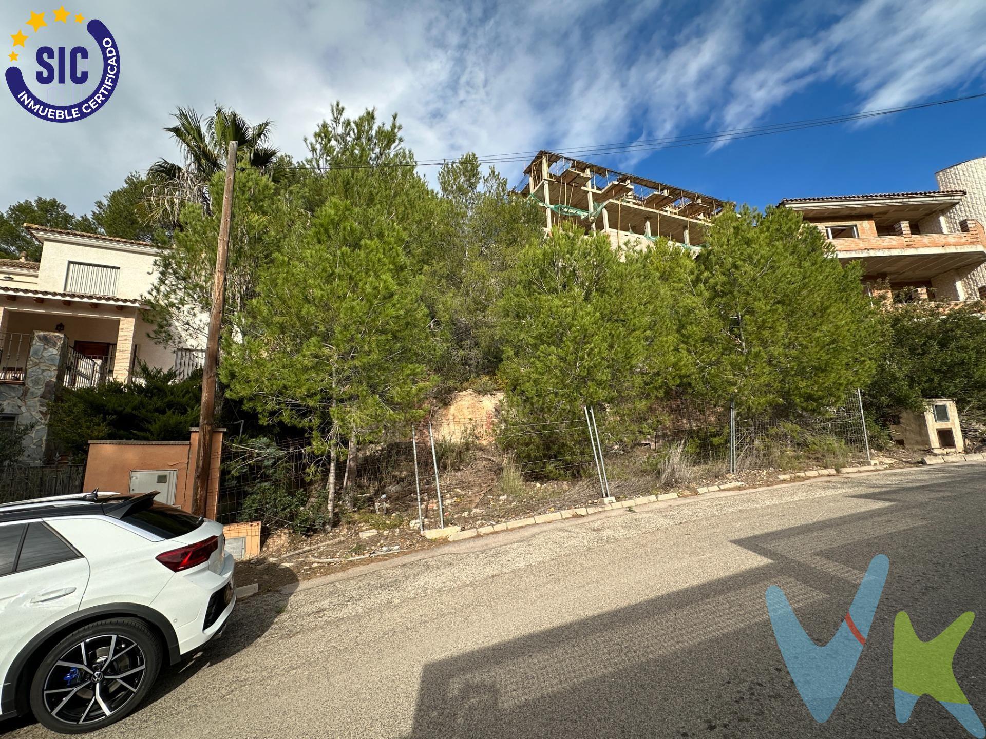 Venta de terreno urbano en Urbanización La Paz, Gilet - 608 m². ¡Oportunidad única! para construir la casa de tus sueños en la exclusiva Urbanización La Paz, en Gilet. Esta parcela de 608 m² te ofrece la posibilidad de edificar una vivienda unifamiliar aislada con una superficie construida de 188 m², distribuidos en dos plantas más garaje. Distribución propuesta según el Proyecto de Ejecución:. Planta Baja: Cocina, salón comedor con acceso a una amplia terraza con vistas a la montaña, un dormitorio y aseo con ducha. Planta Primera: Tres dormitorios, incluyendo un dormitorio principal con acceso a una bonita terraza con vistas, y dos baños completos. La urbanización dispone de todos los servicios disponibles: hornacinas de agua y luz a pie de parcela, red de alcantarillado garantizando confort y tranquilidad. En el precio se incluye el Proyecto de Ejecución original con fecha de visado 2003, aunque es necesario adaptarlo a la normativa actual. No pierdas la ocasión de vivir en una casa con jardín, vistas a la montaña en una población muy bien comunicada con Valencia. Contacta para más detalles. La descripción del presente inmueble e imágenes tienen mero carácter informativo y en ningún caso carácter contractual, pudiendo ser modificados por la inmobiliaria comercializadora sin que ello implique responsabilidad alguna frente a terceros. En el precio de venta a público, esta propiedad NO incluye los gastos de adquisición (Notario, registro, gestión, honorarios, etc…).